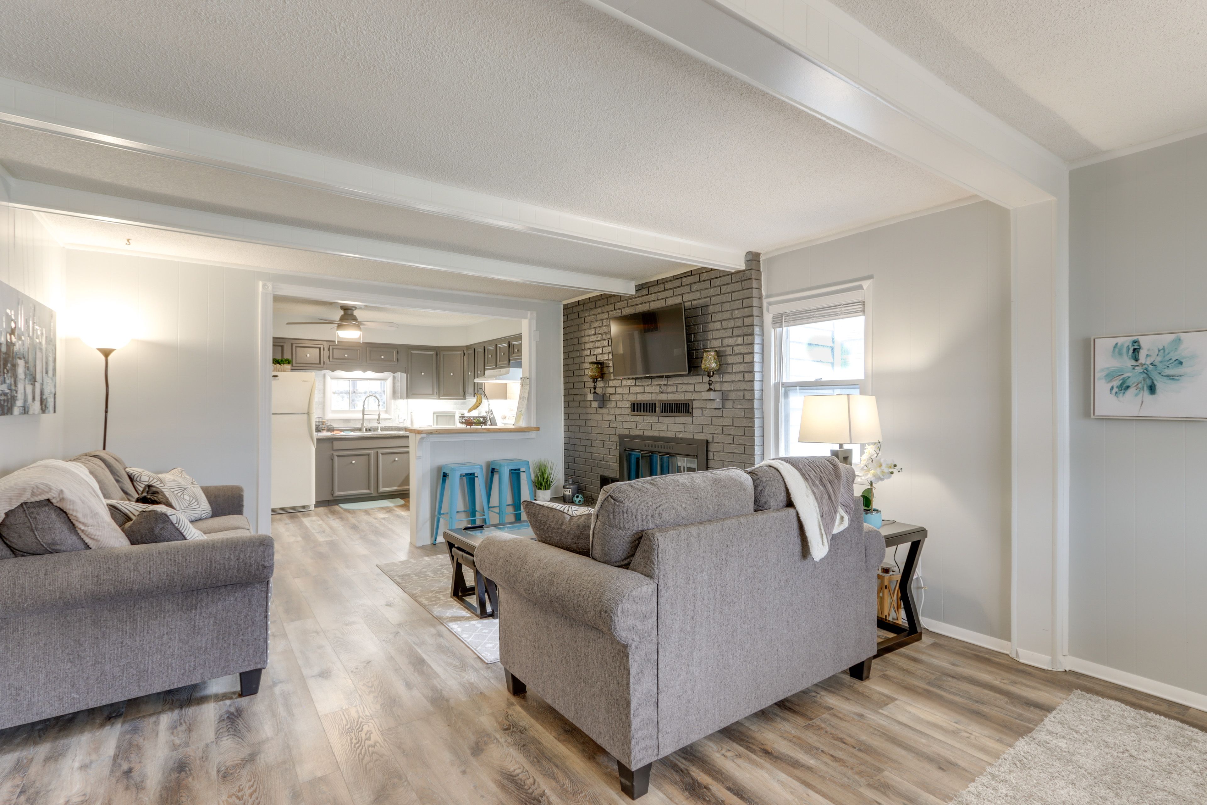 Living Room | Smart TV | Fireplace | Free WiFi