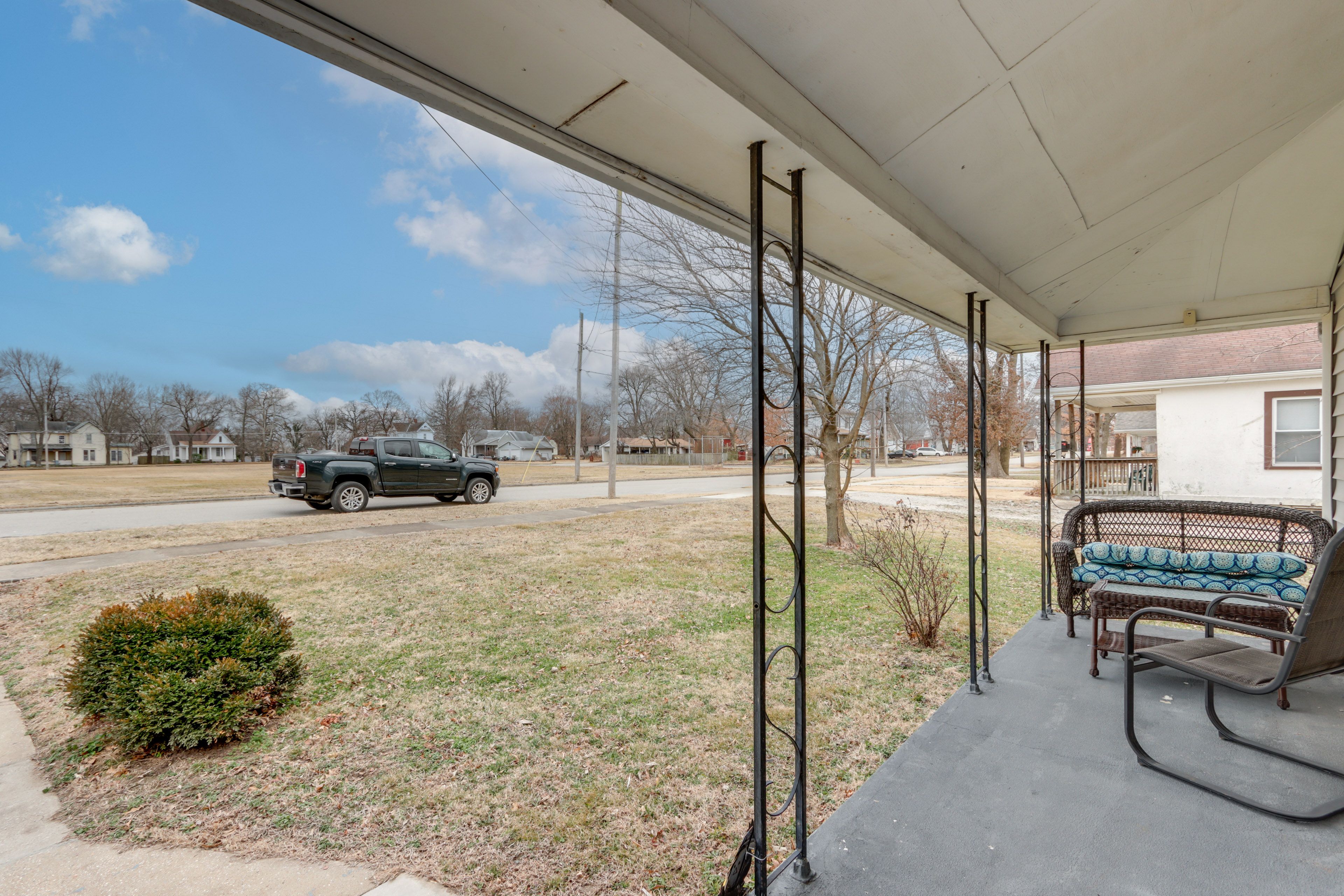 Covered Porch w/ Seating