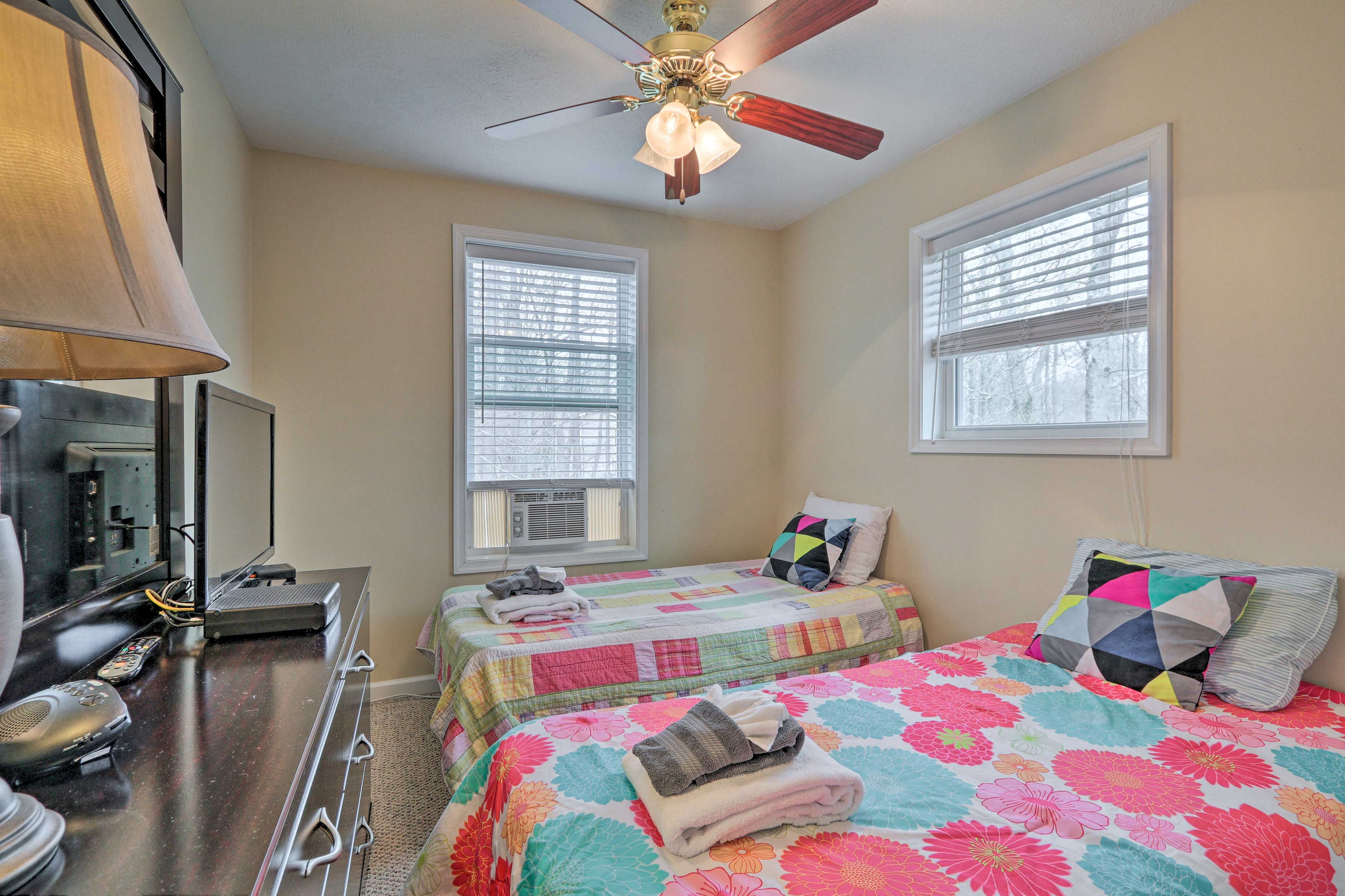 Bedroom 2 | 2 Twin Beds | Smart TV