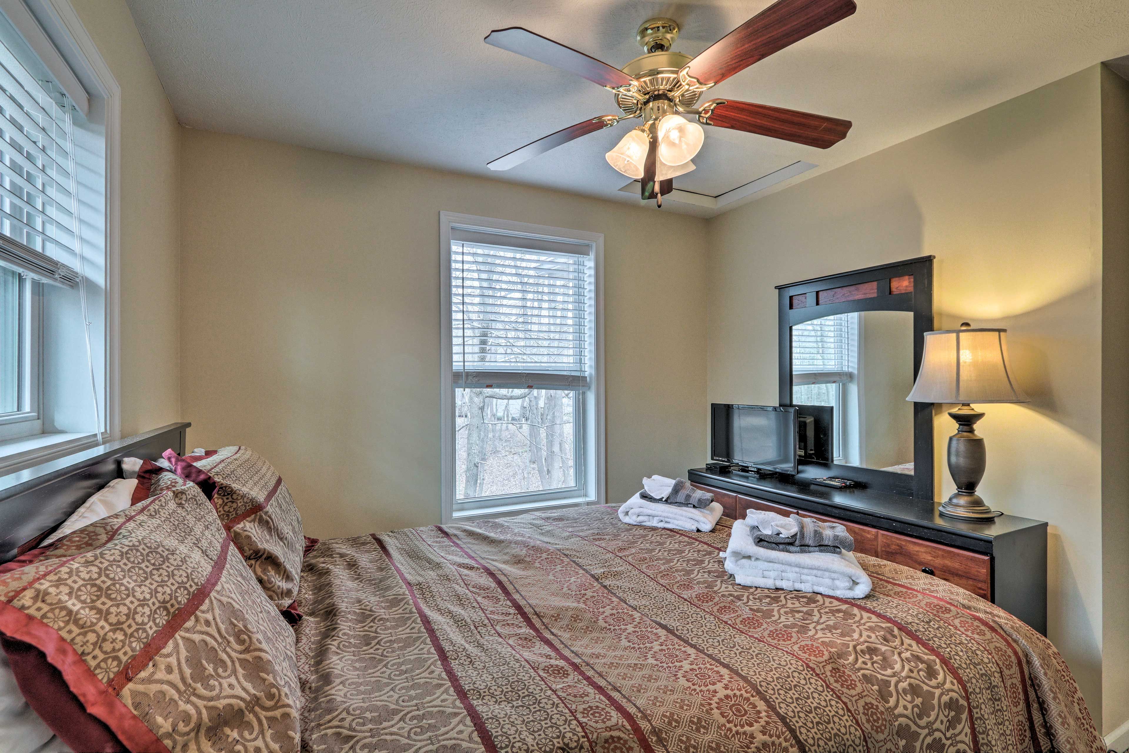 Bedroom 3 | Full Bed | Smart TV