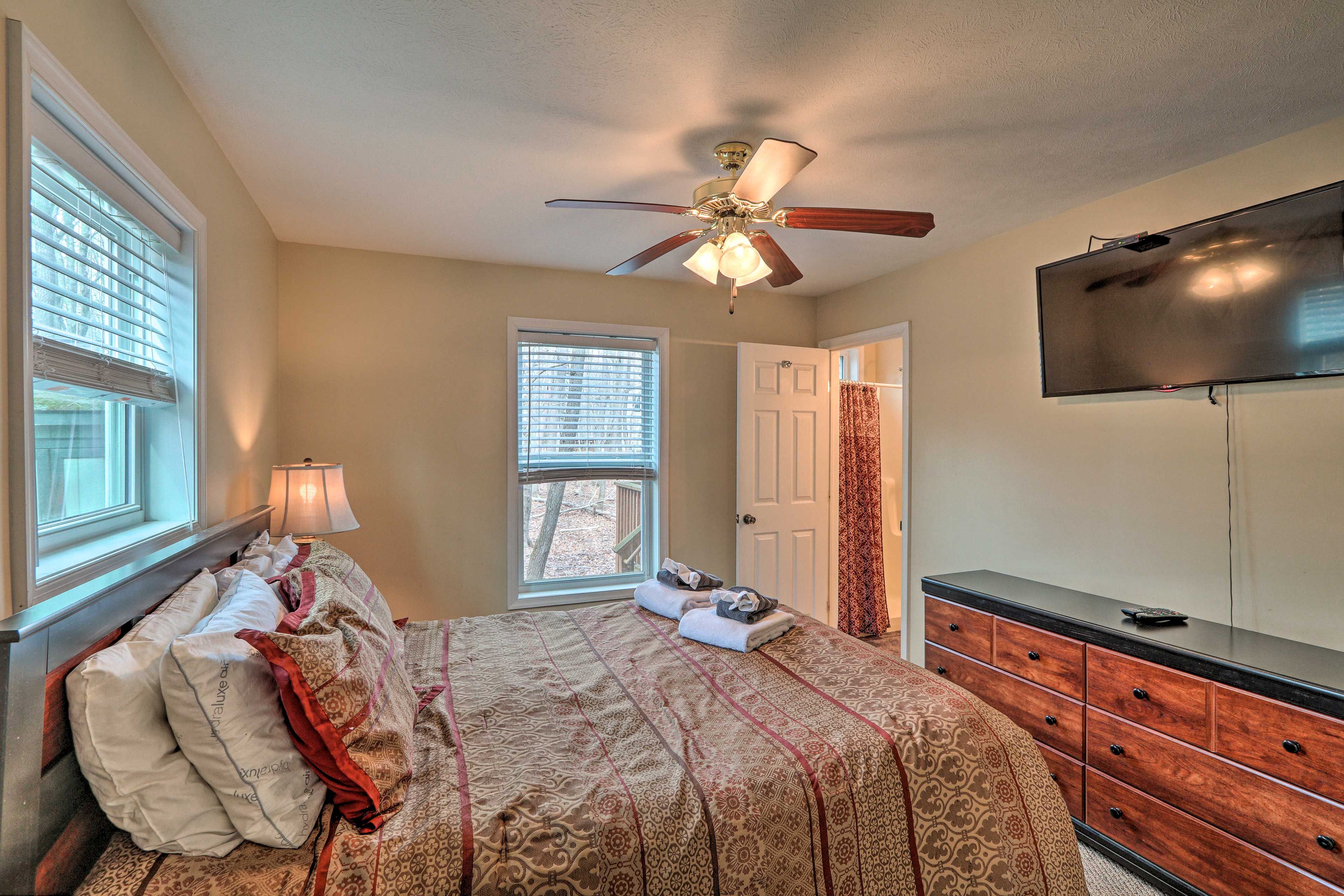 Bedroom 1 | Queen Bed | En-Suite Bathroom | Smart TV