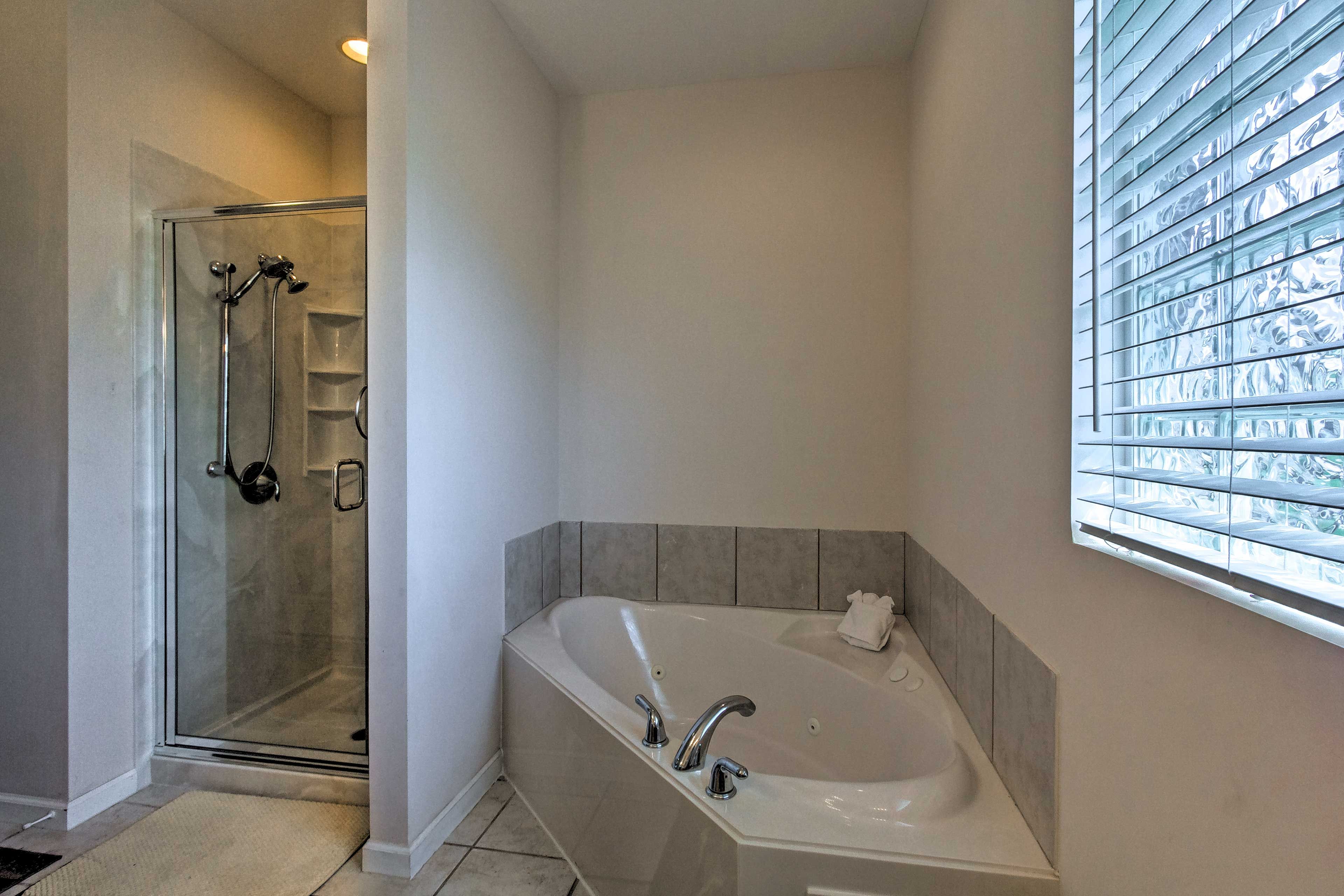Full En-Suite Bathroom | Jetted Tub