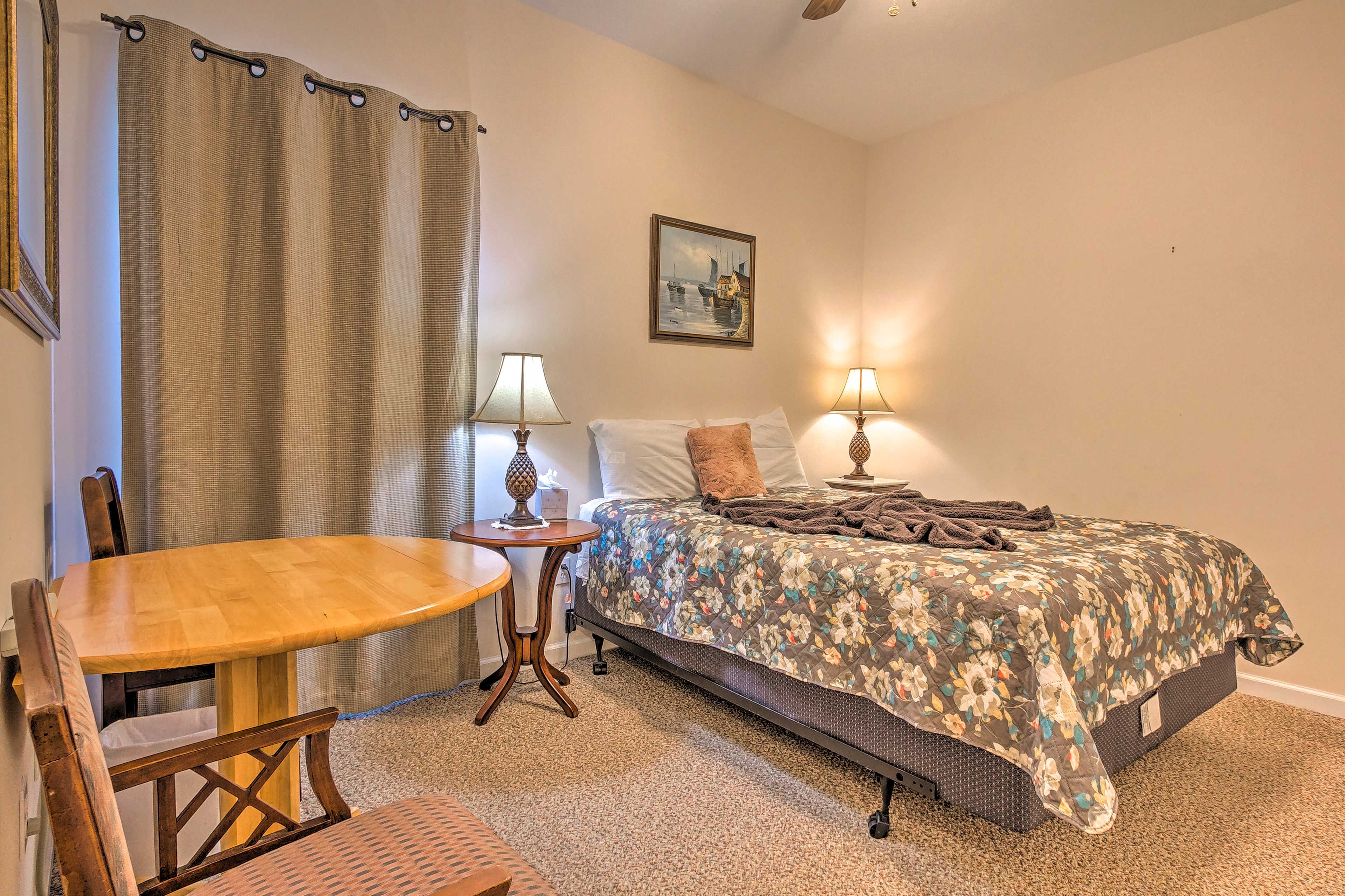 Bedroom | Queen Bed
