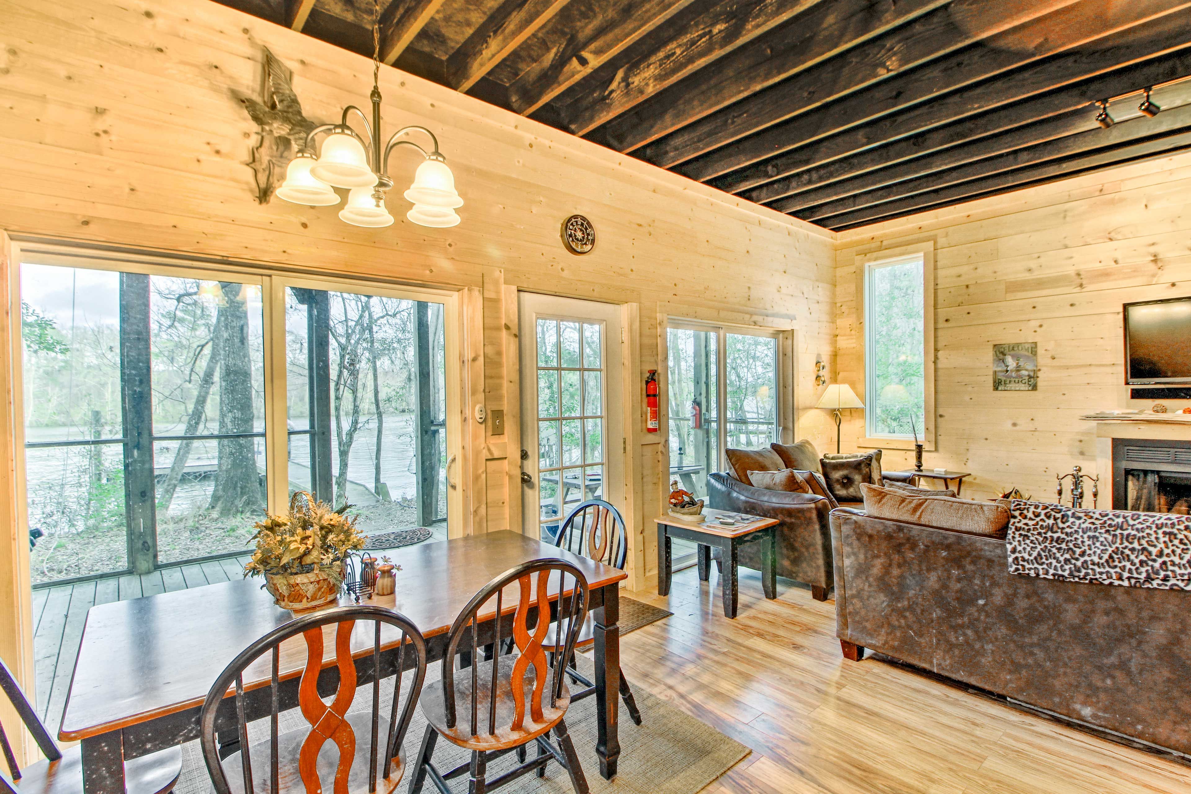 Dining Area | Dishes & Flatware Provided