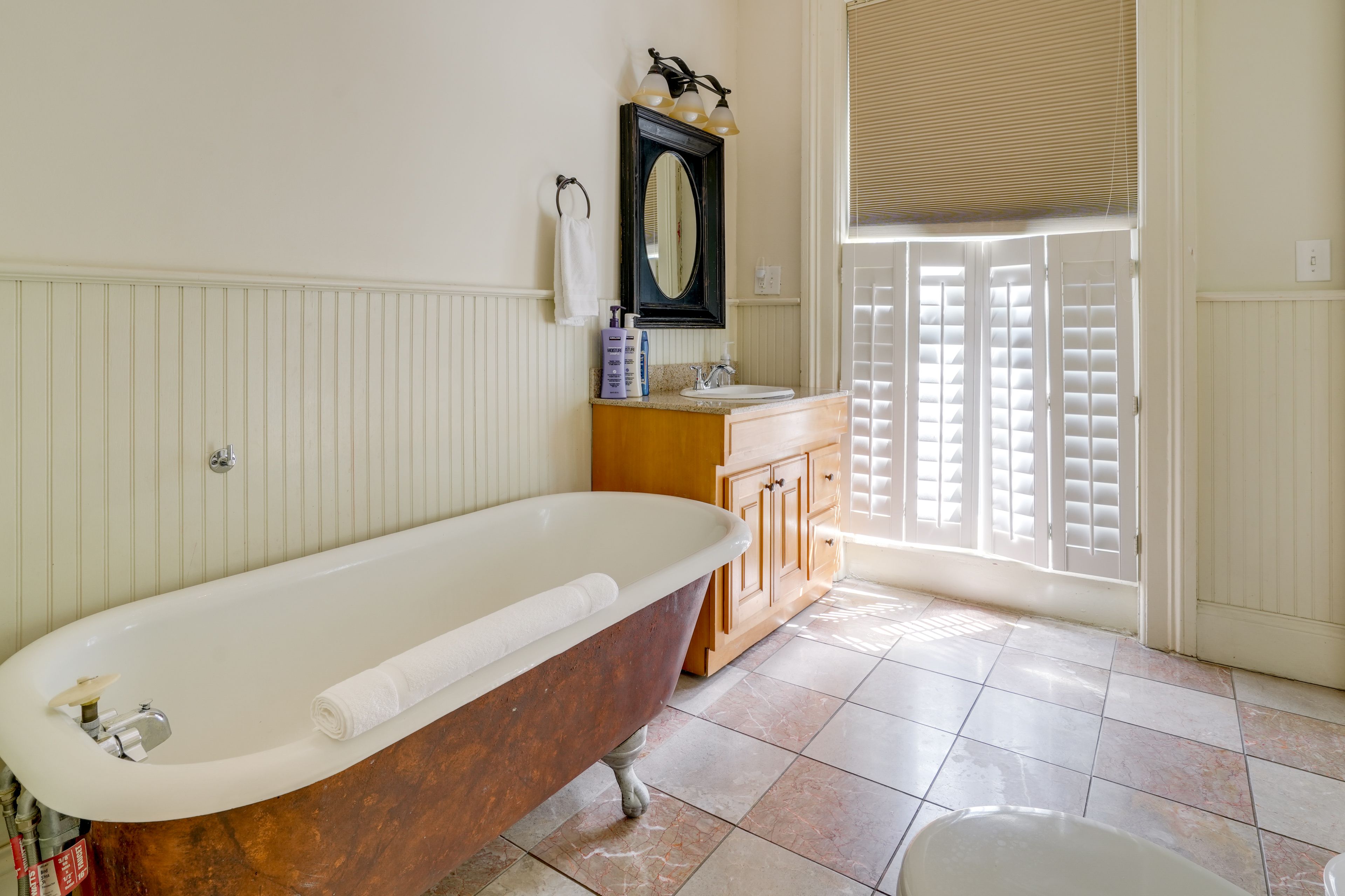 Bathroom | 2nd Floor