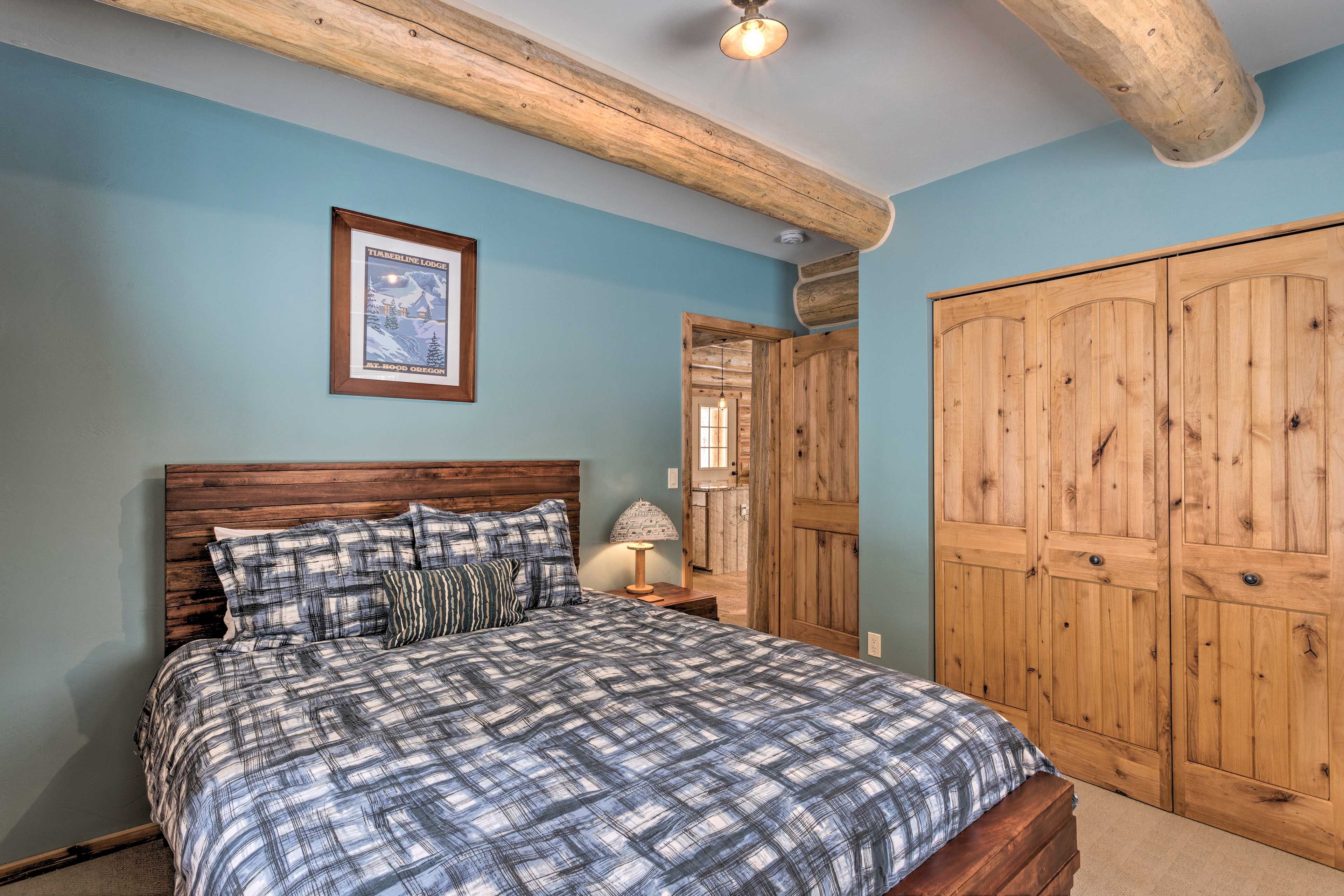 Bedroom 1 | Queen Bed | Linens Provided | 1st Floor