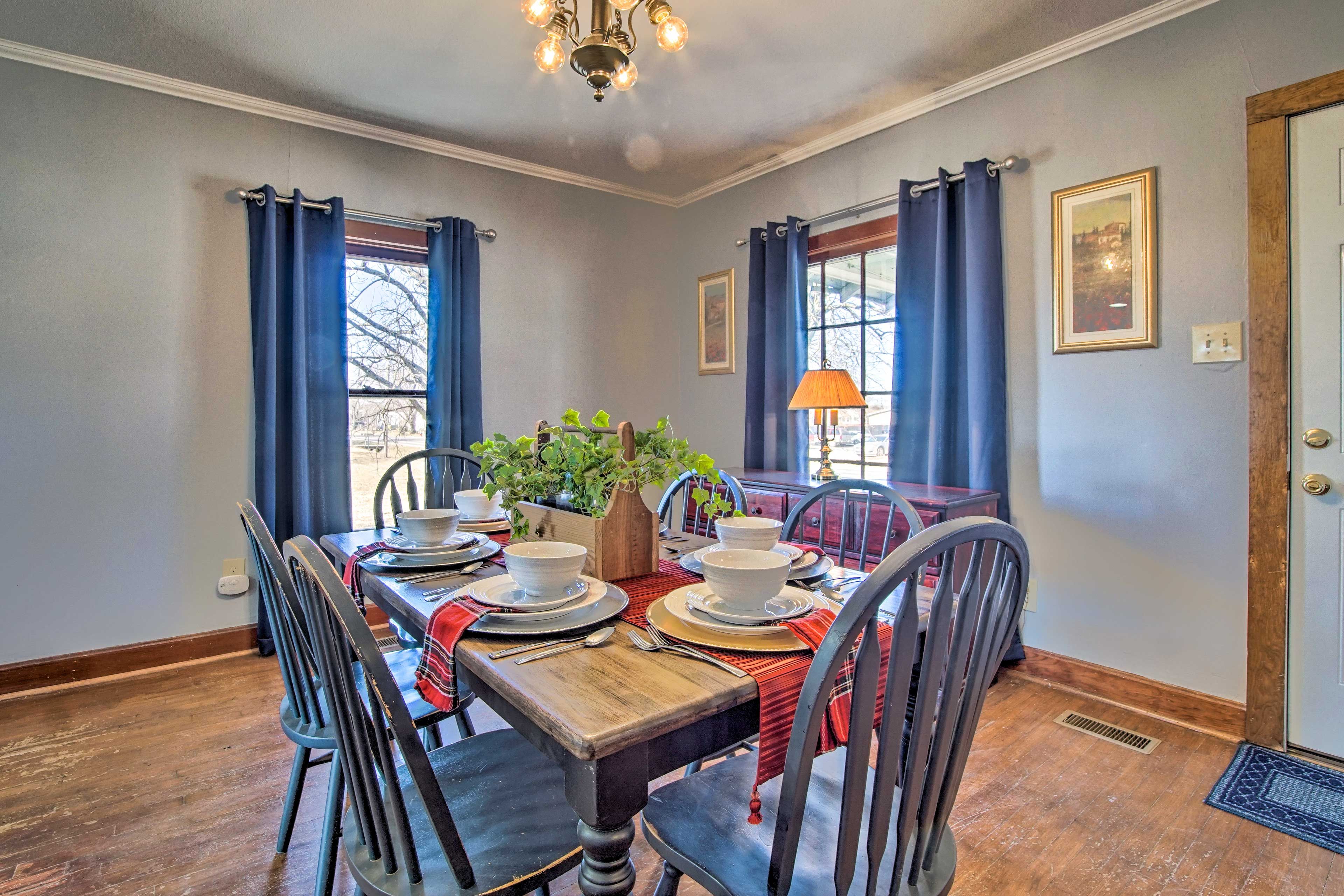 Dining Area | Dishes & Flatware Provided