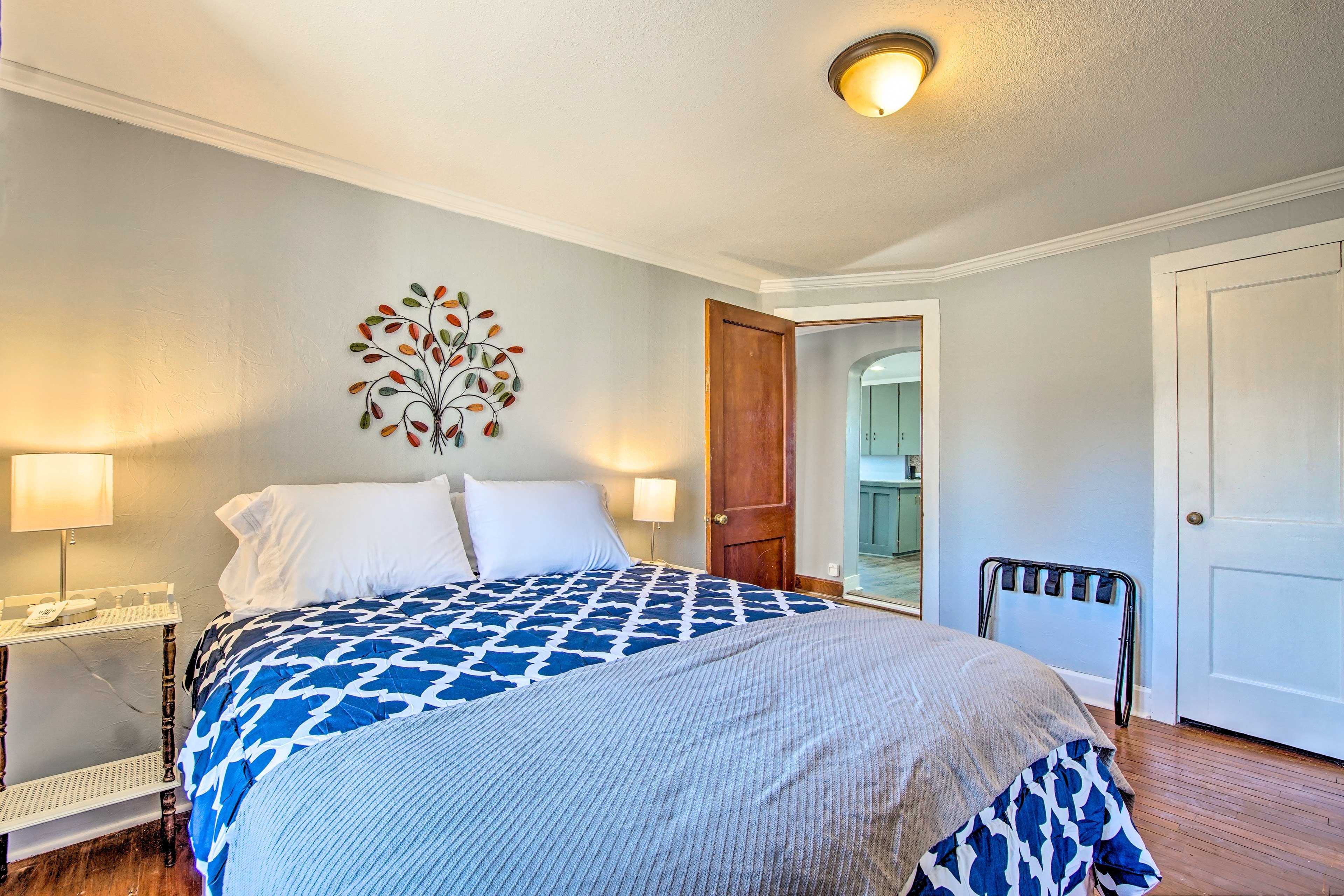 Bedroom 1 | Queen Bed | 1st Floor