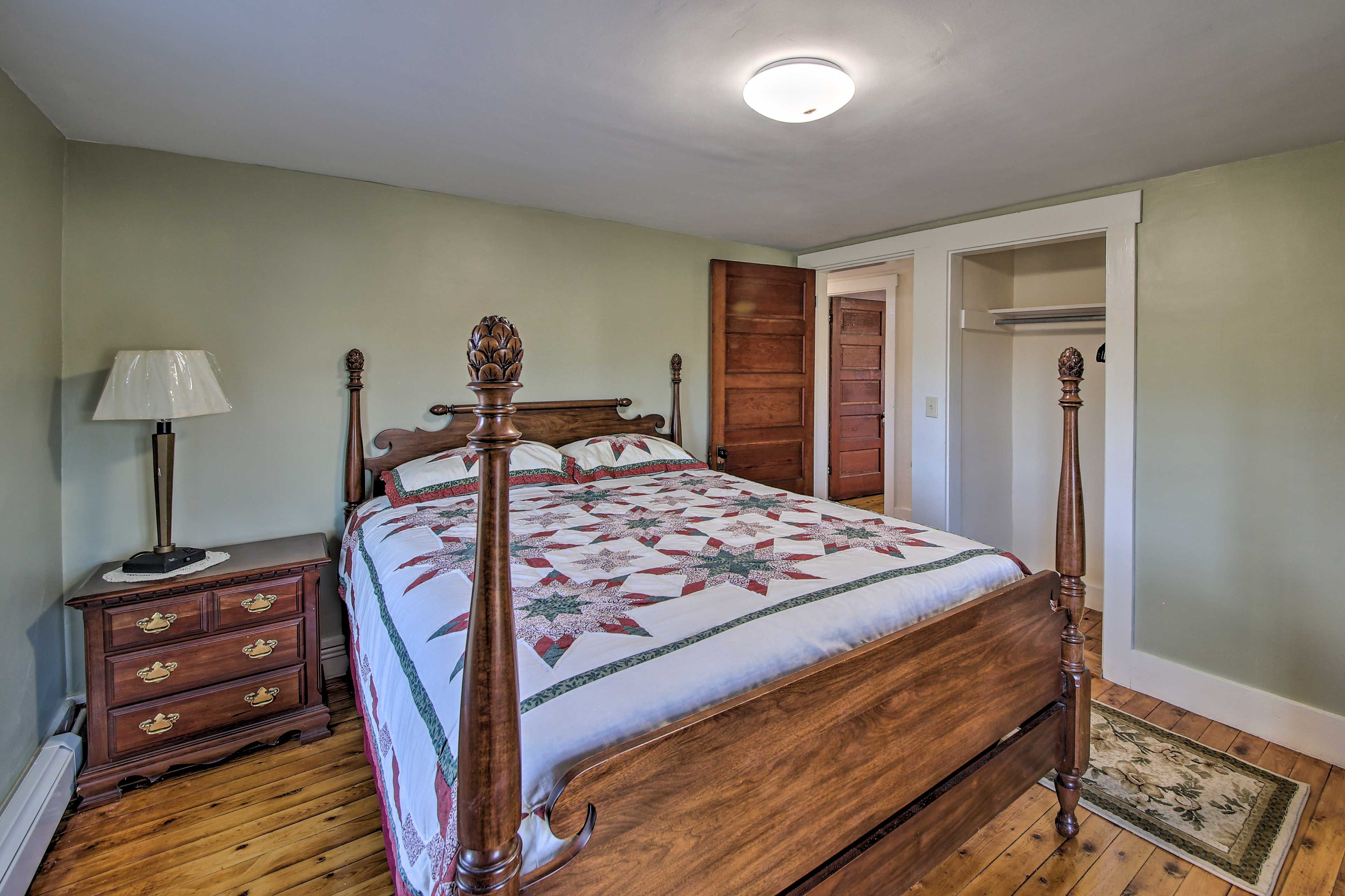 Bedroom 1 | Queen Bed