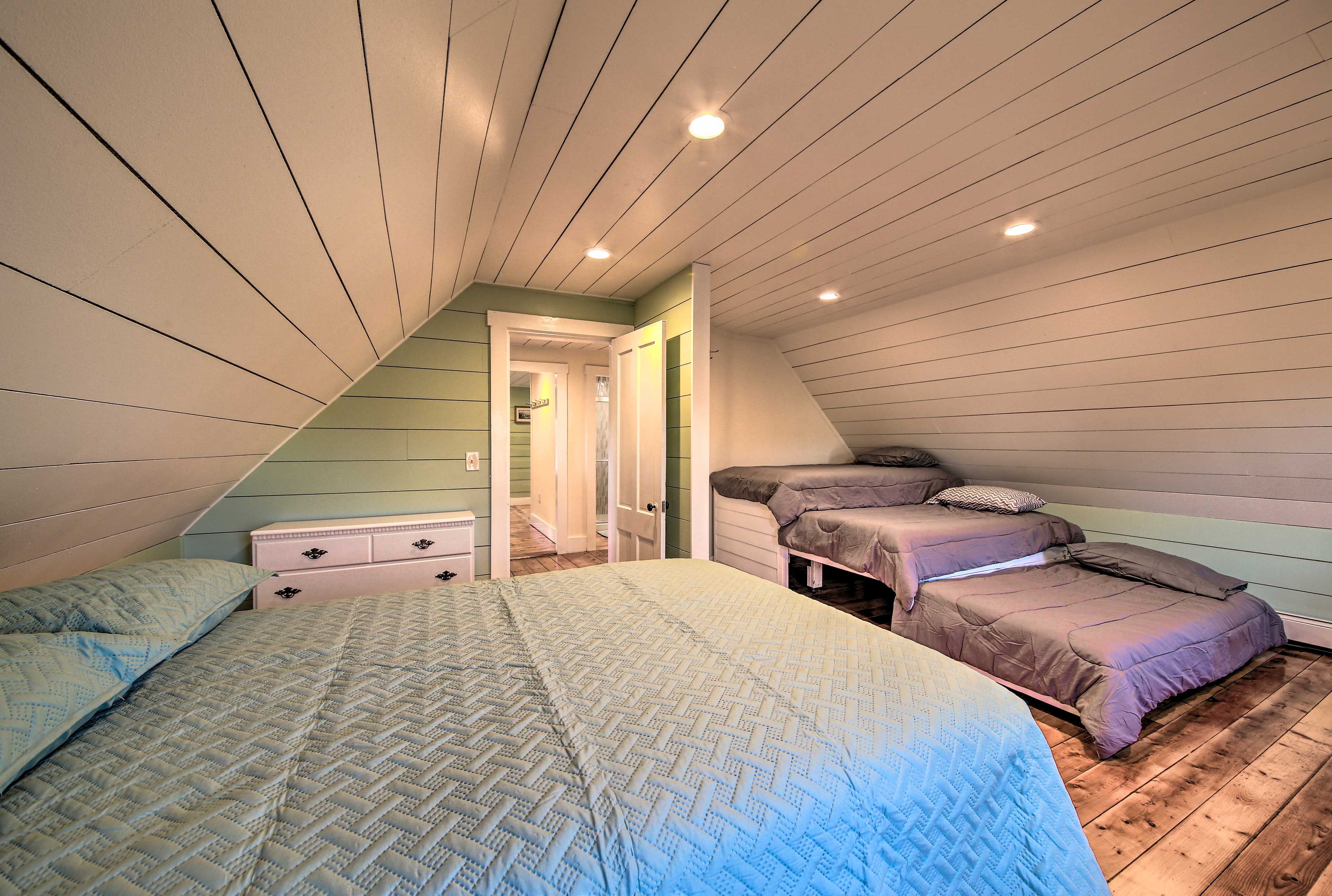 Bedroom 6 | Full Bed | 3 Twin Beds