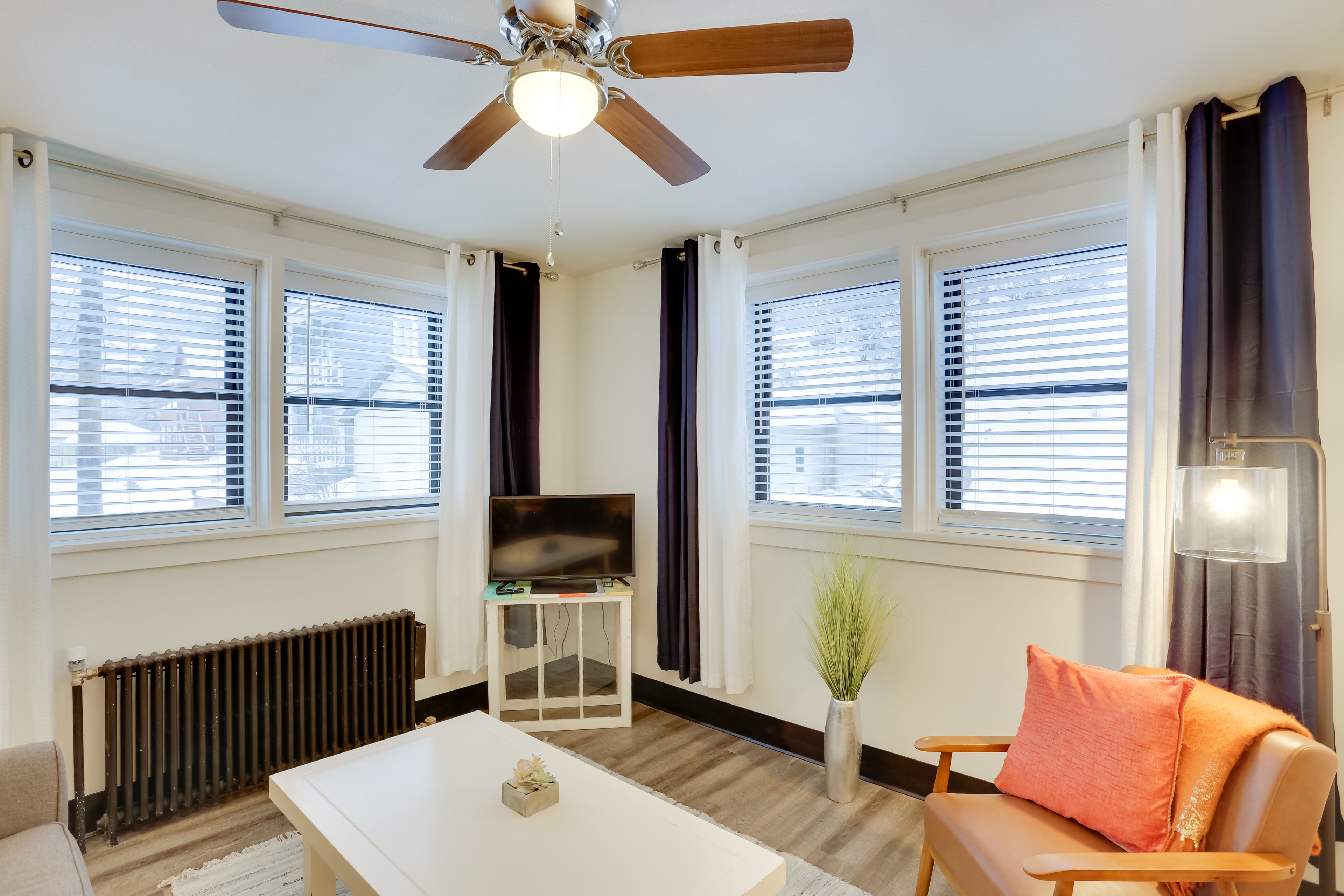 Living Room | Central A/C & Heating | Smart TV | Free WiFi