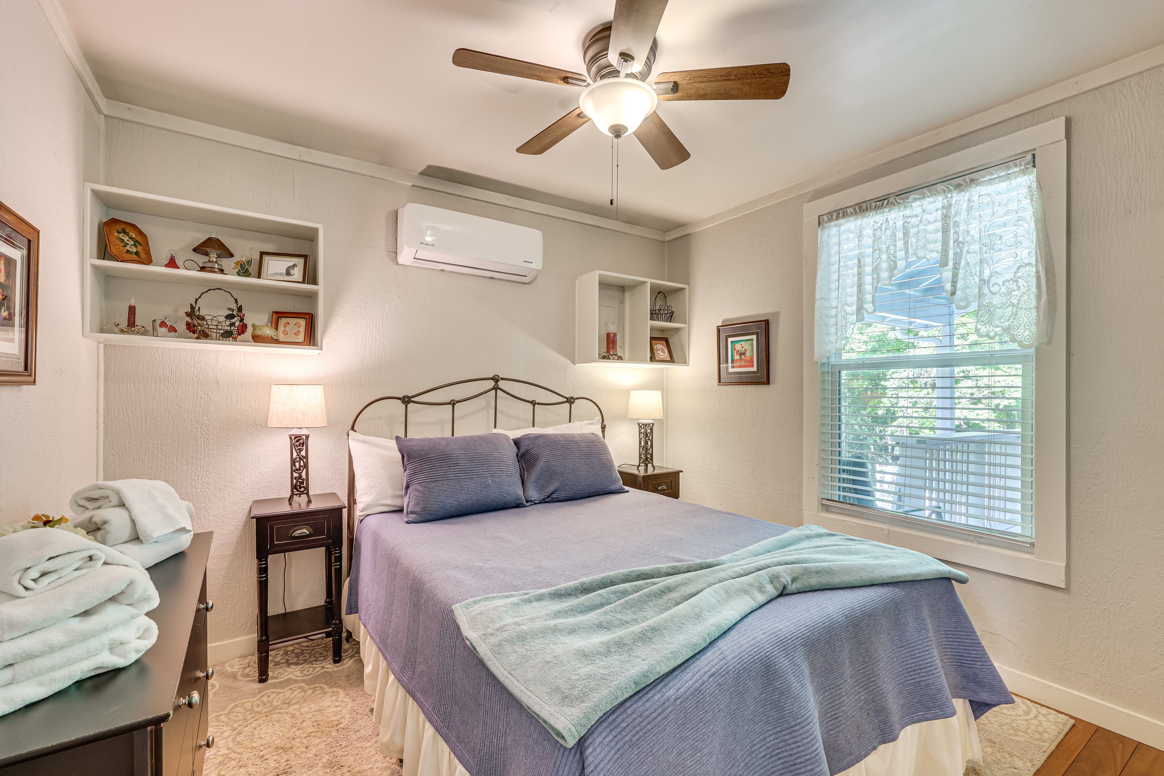 Bedroom 2 | Queen Bed