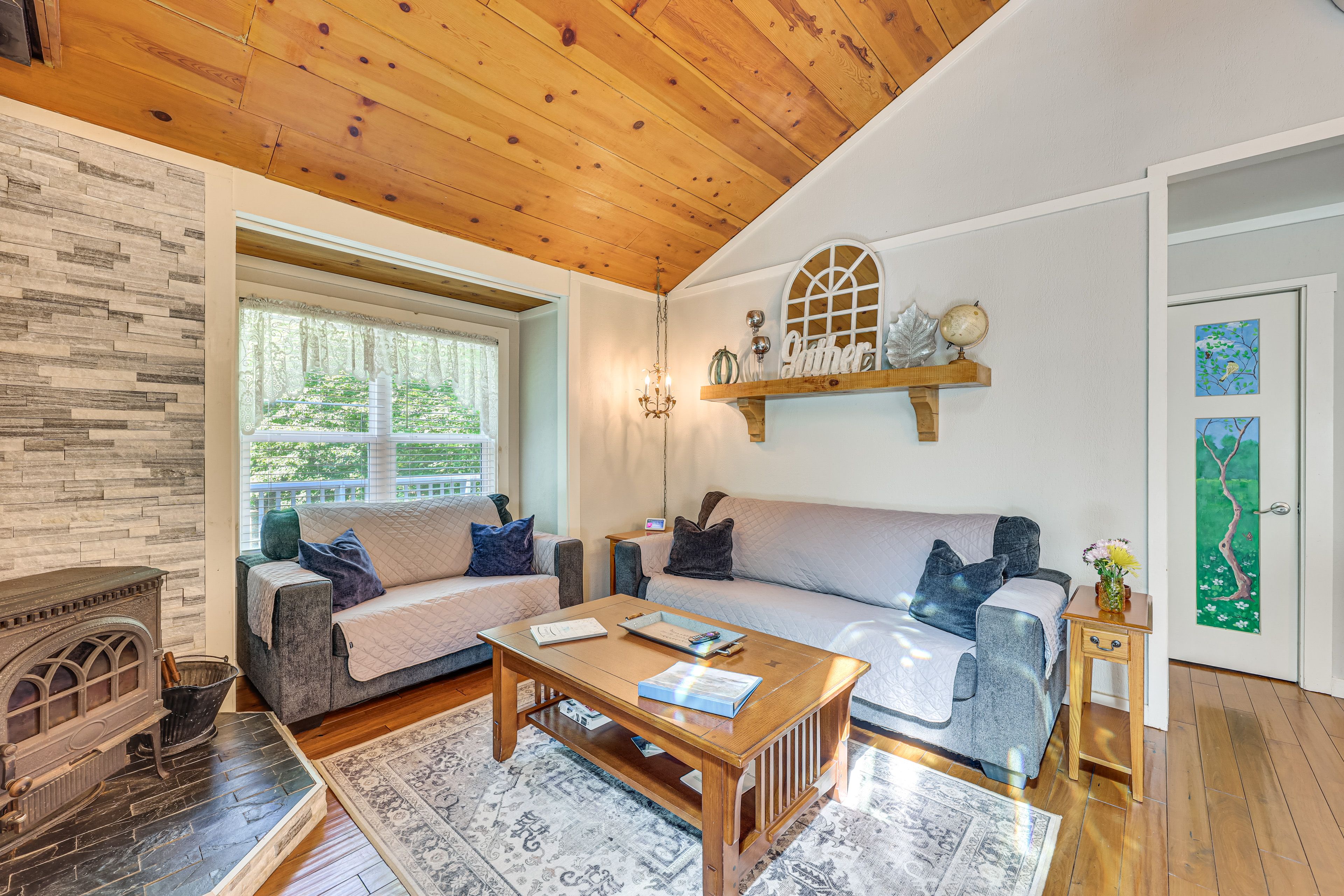 Living Room | Central A/C | Smart TV | Free WiFi