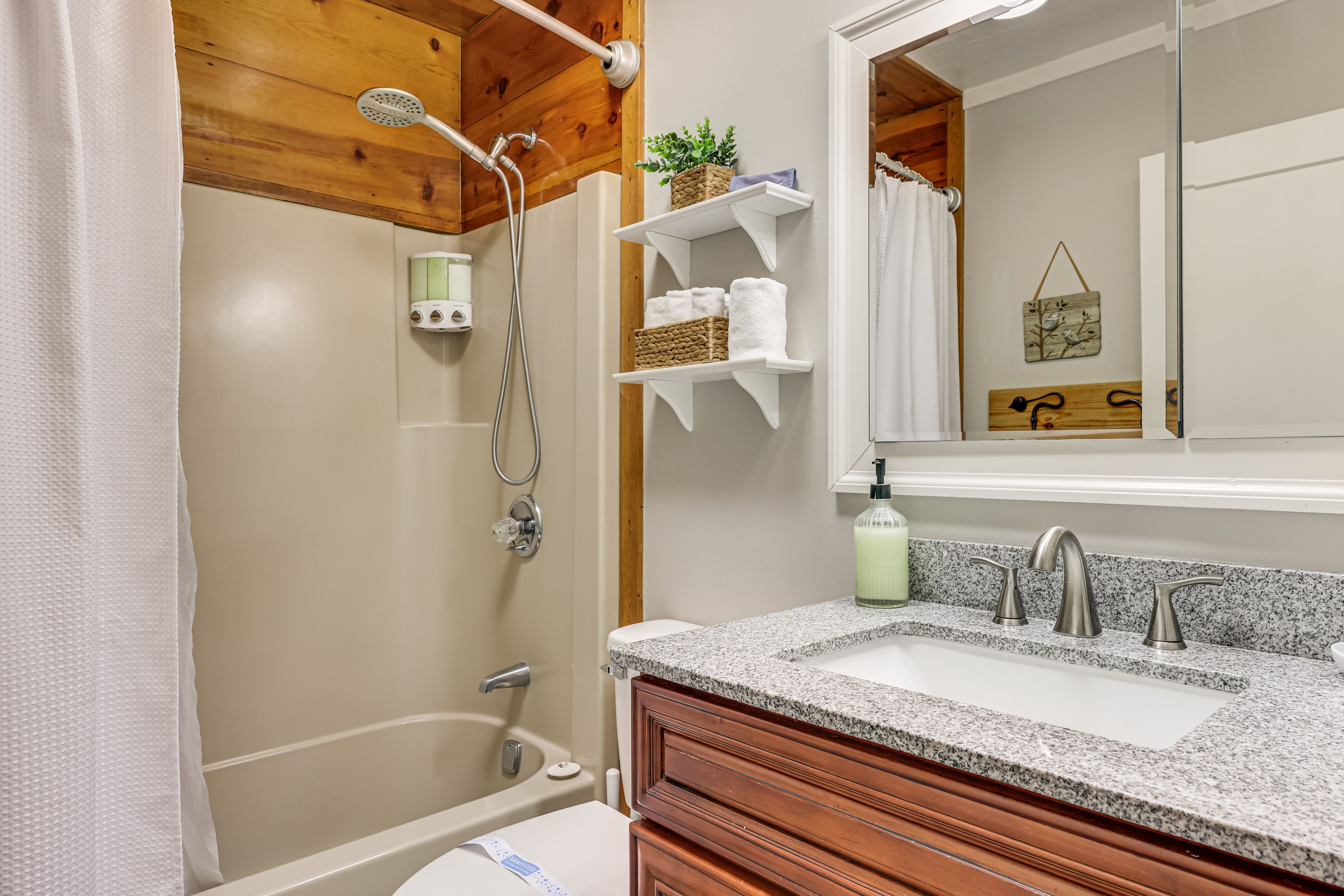 Full Bathroom | Complimentary Toiletries | Hair Dryer