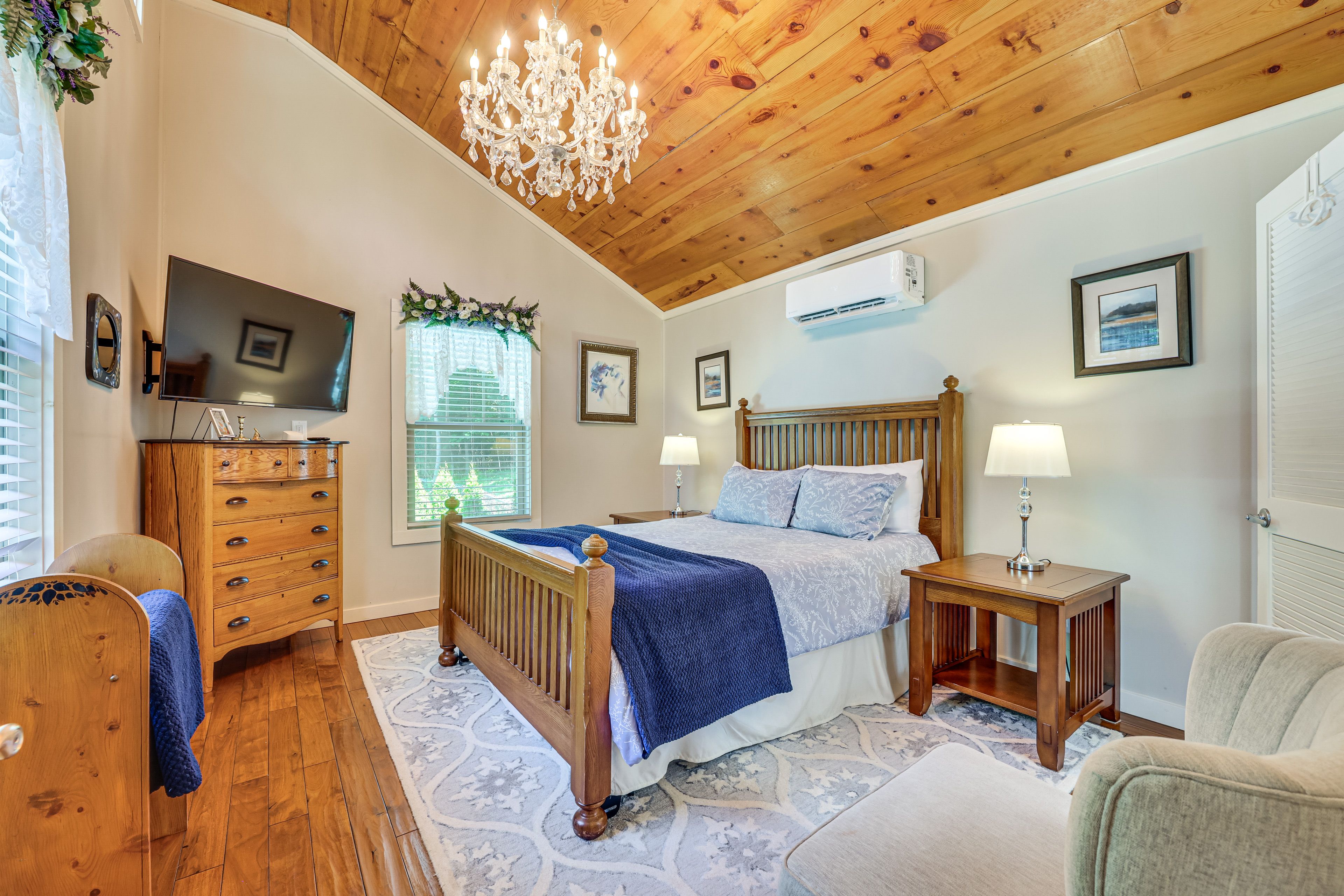 Bedroom 1 | Queen Bed