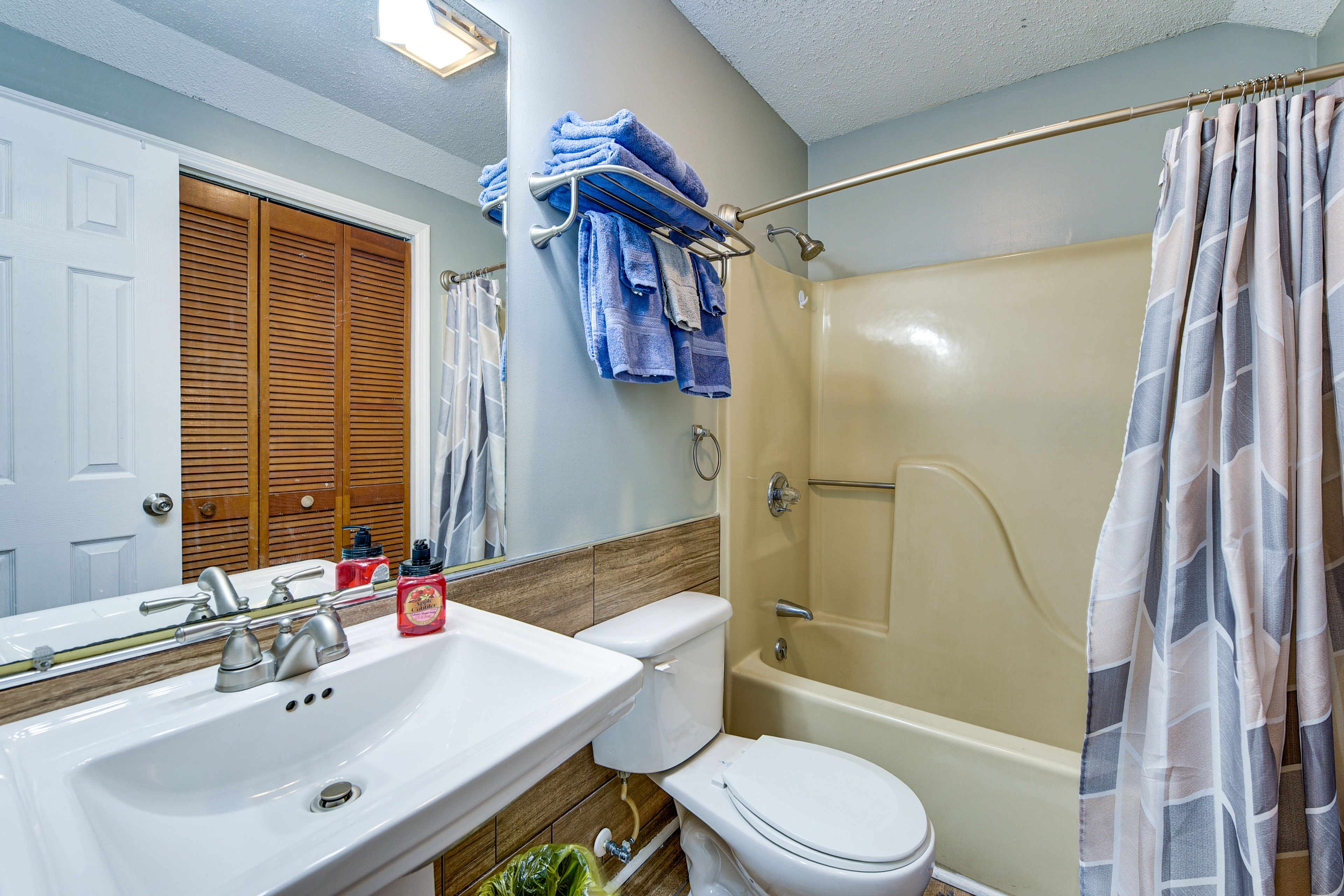 Studio | Full Bathroom