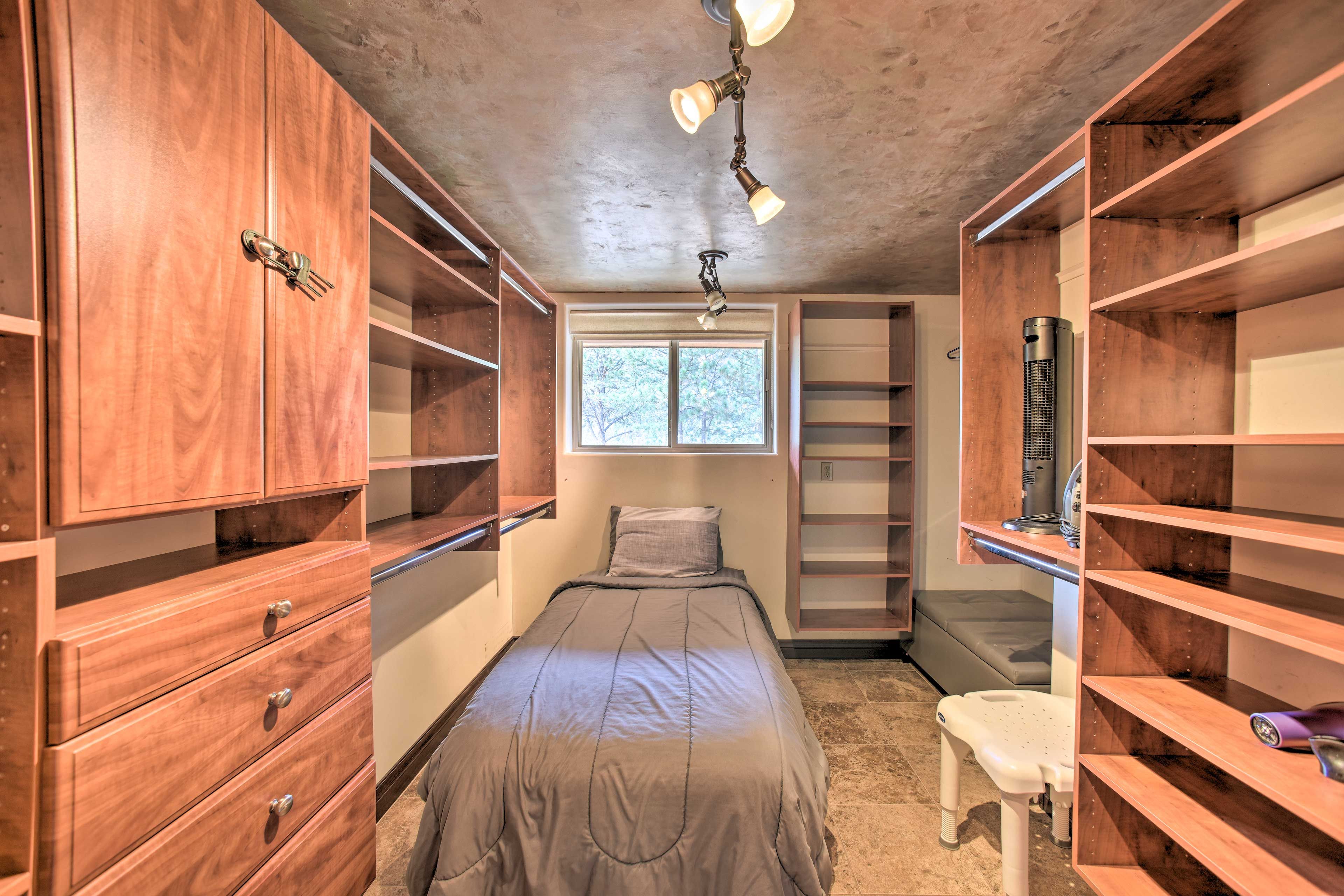 Bedroom 1 Suite | Twin Bed