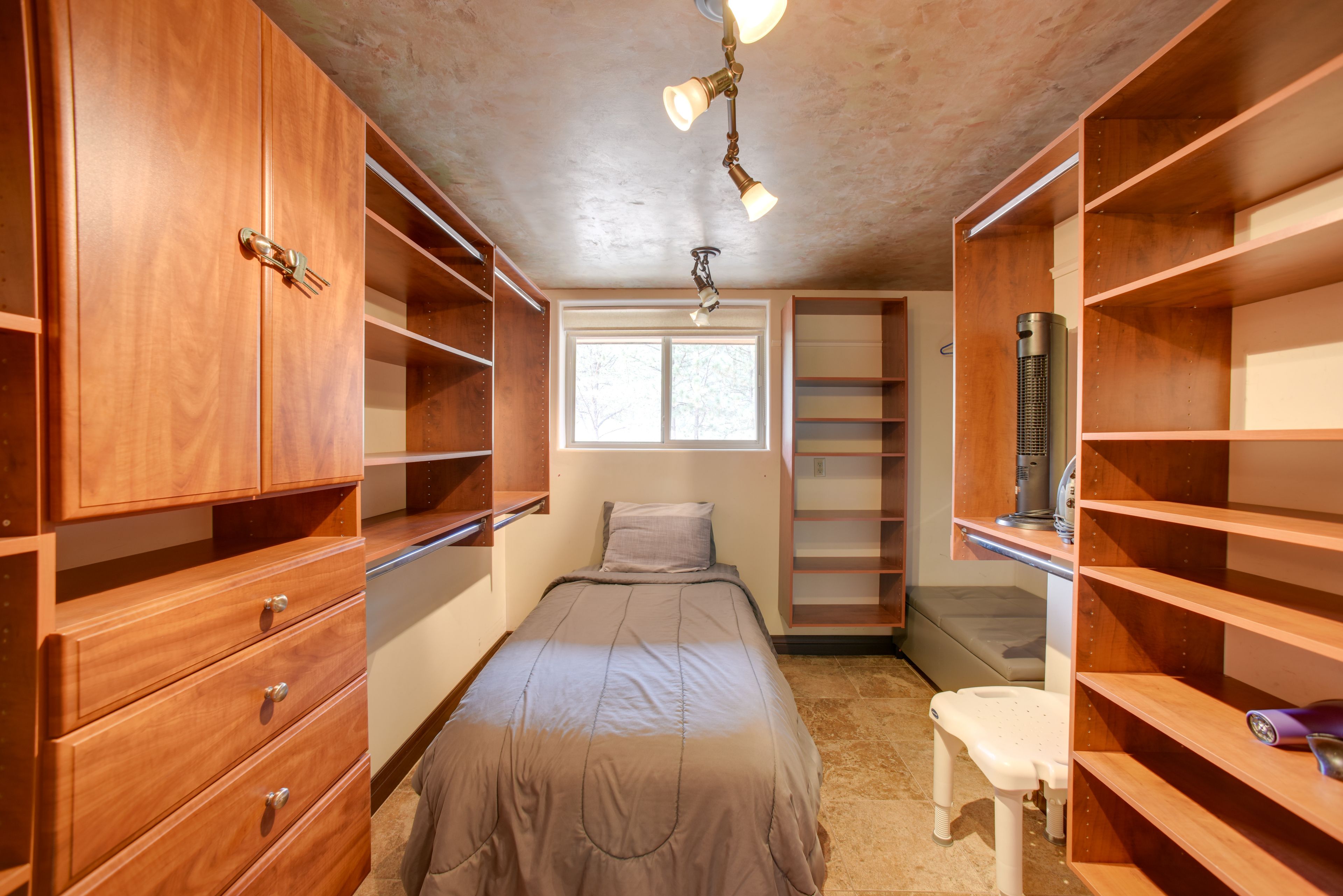 Bedroom 1 Suite | Twin Bed