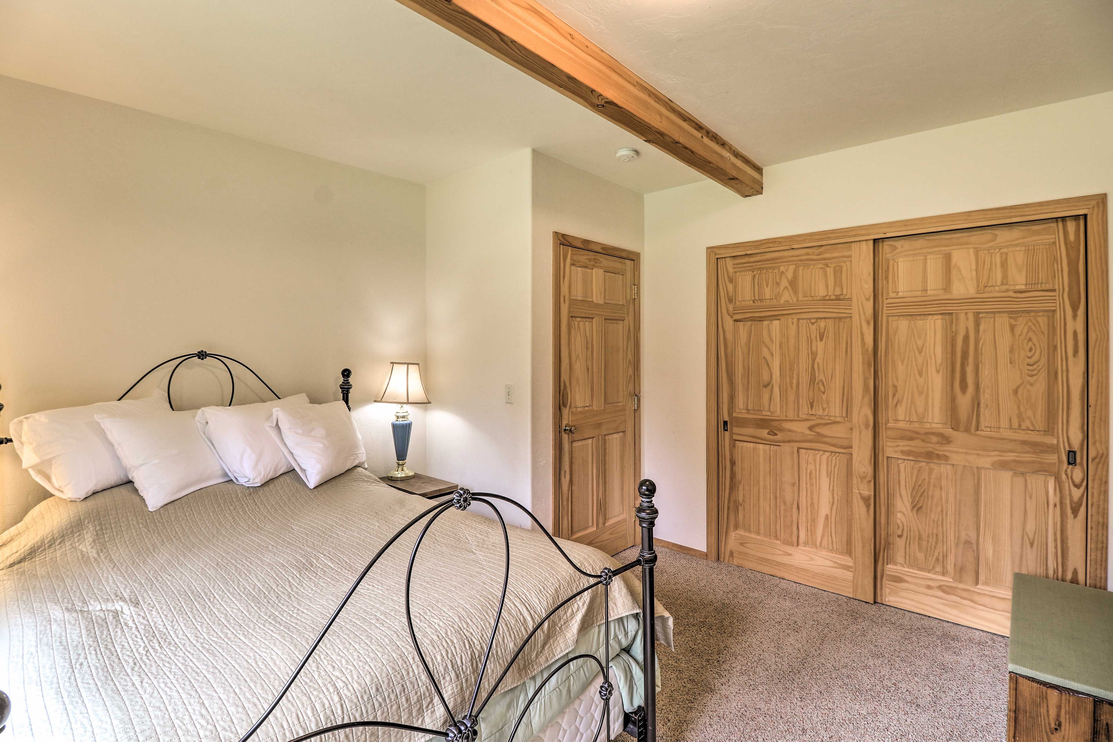 Bedroom 4 | Queen Bed