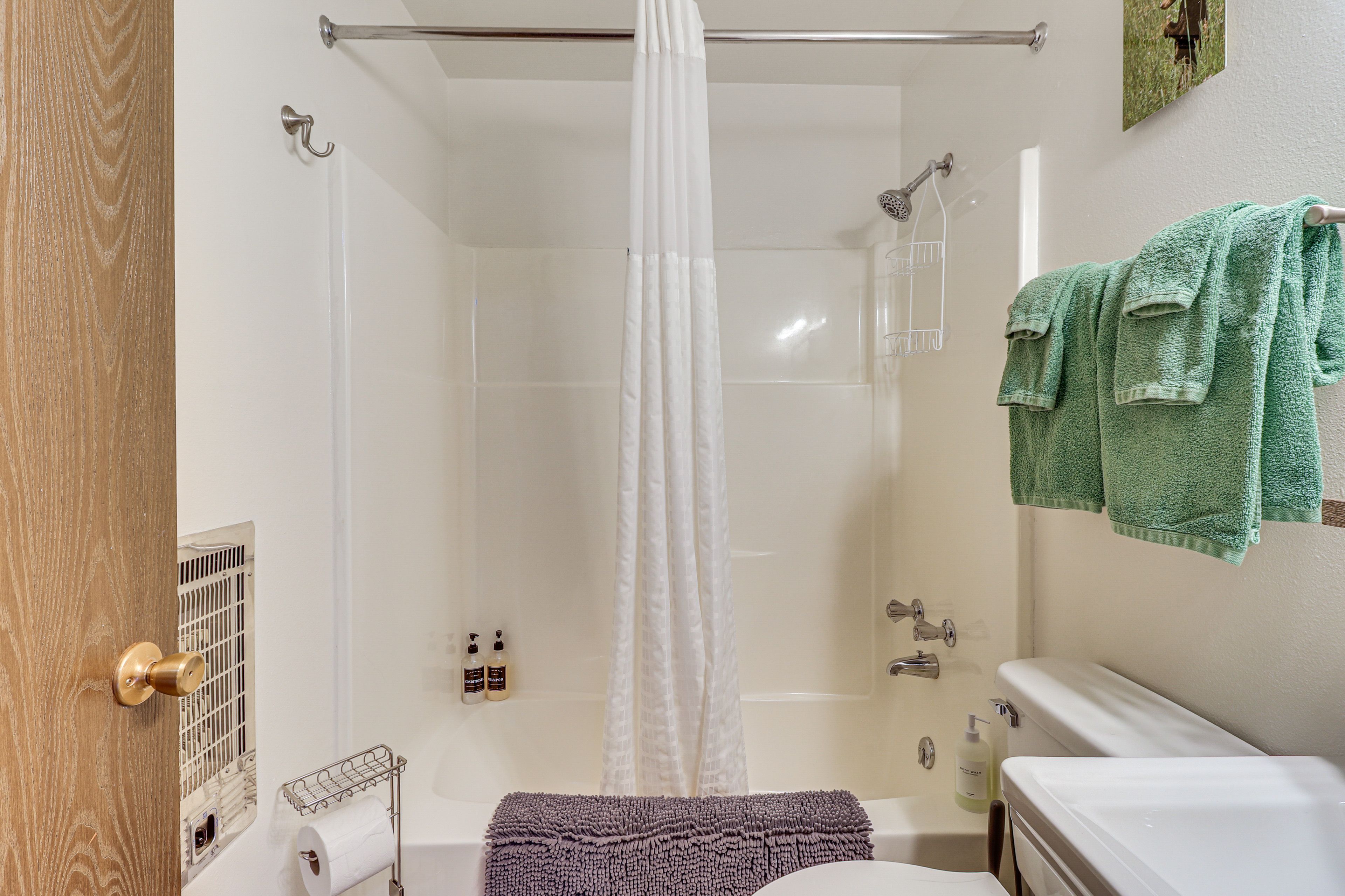 Full Bathroom | Complimentary Toiletries