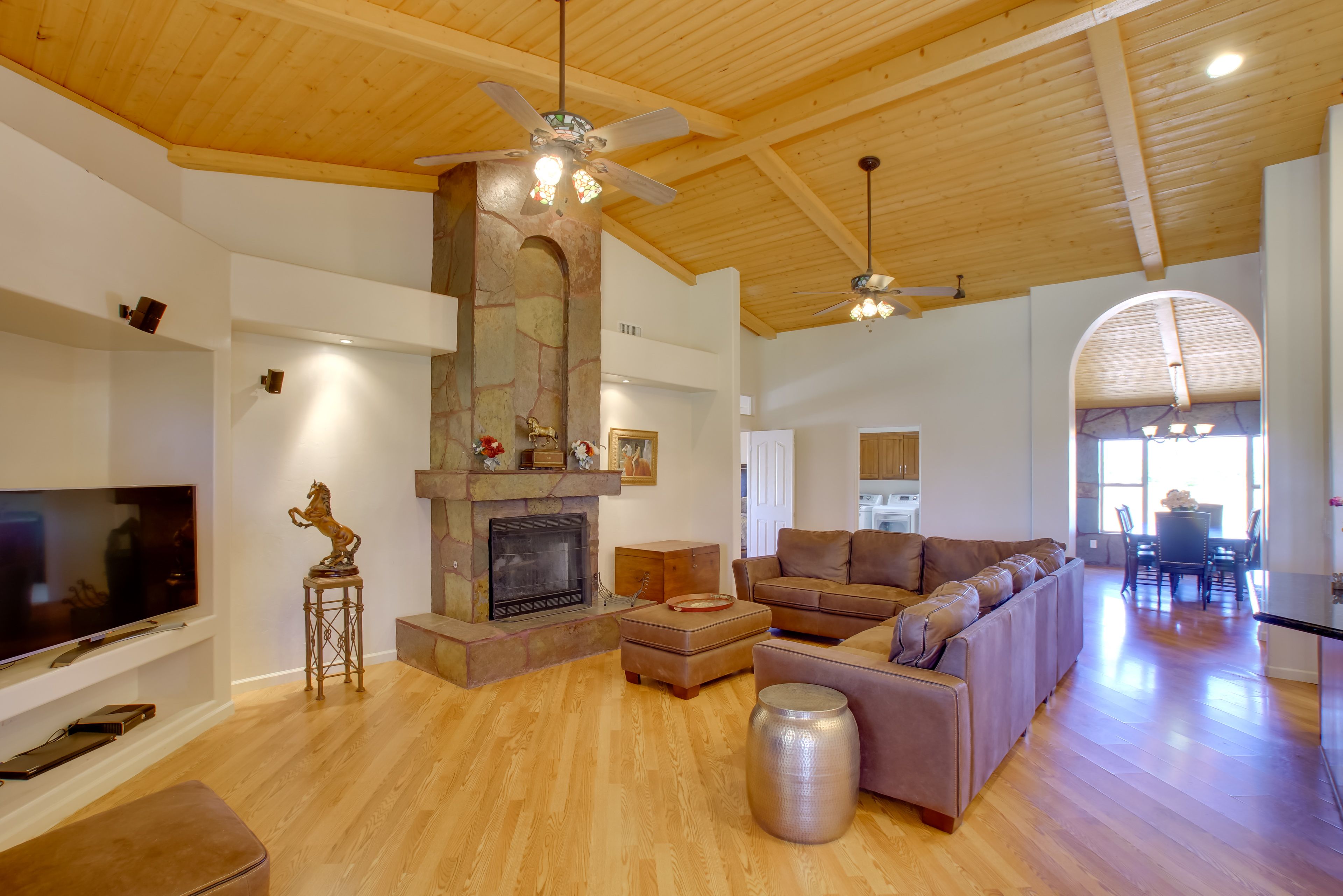 Living Room | Free WiFi | Cable TV | Central A/C & Heat