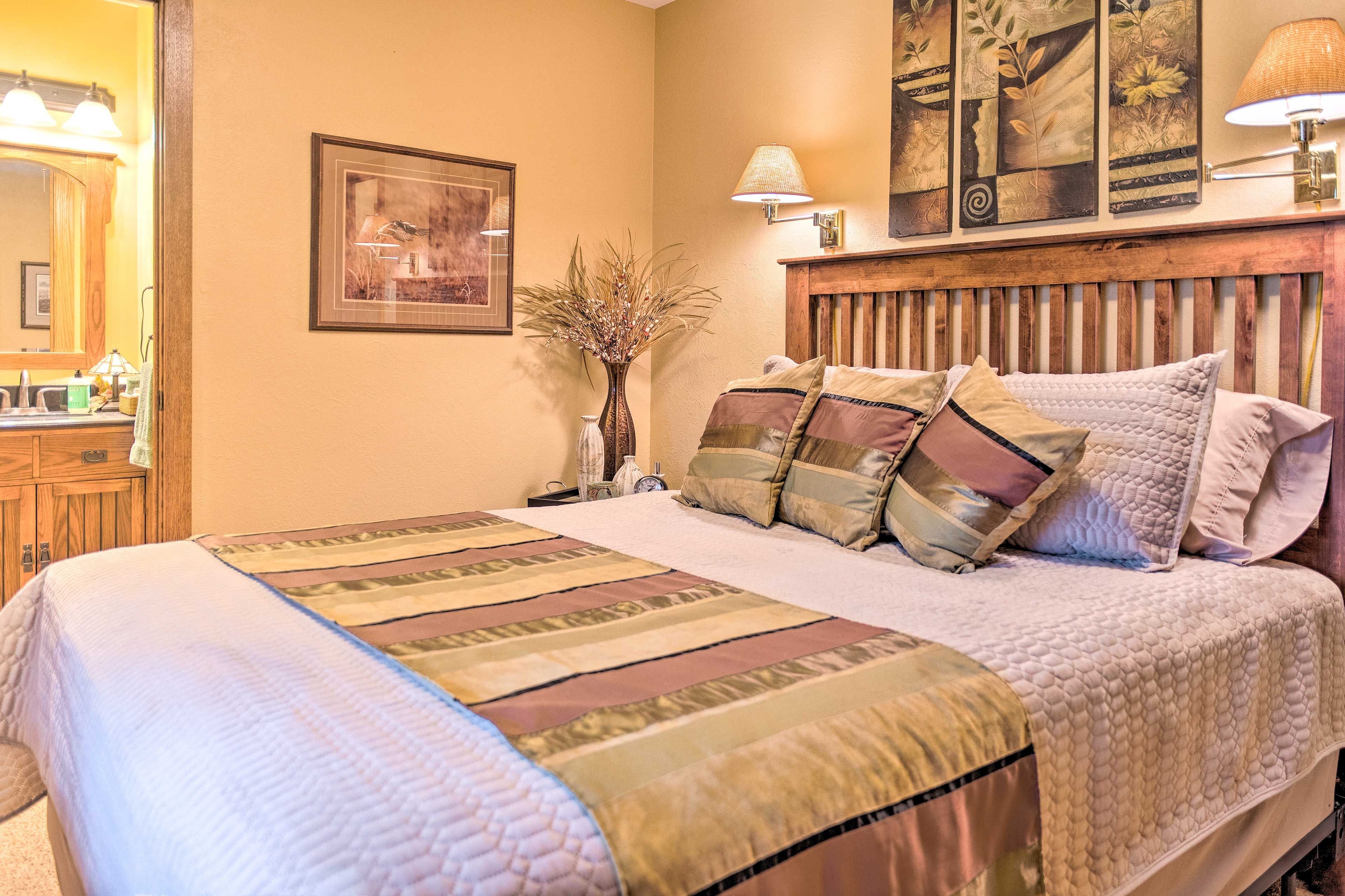 Bedroom 2 | Queen Bed
