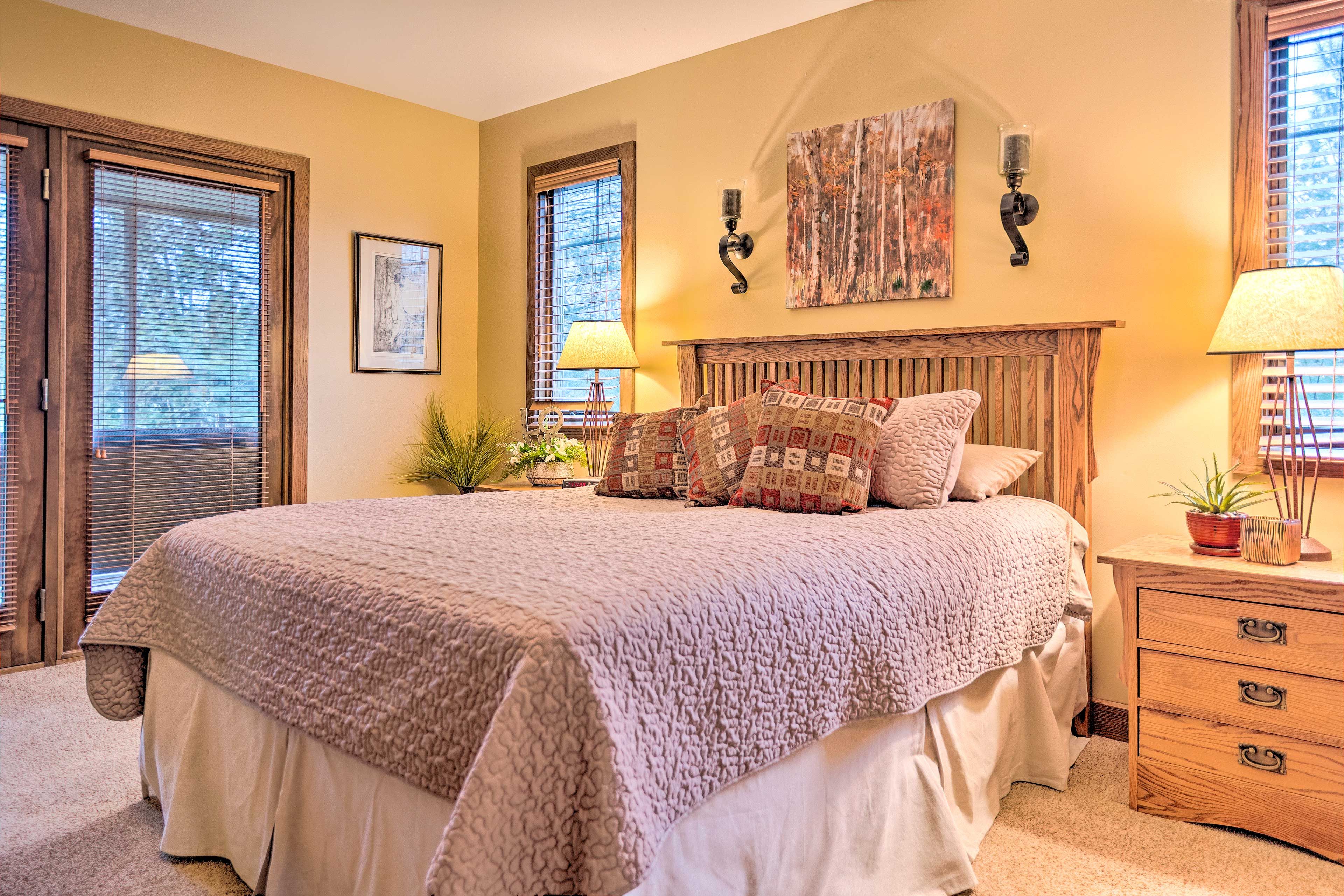 Bedroom 1 | Queen Bed