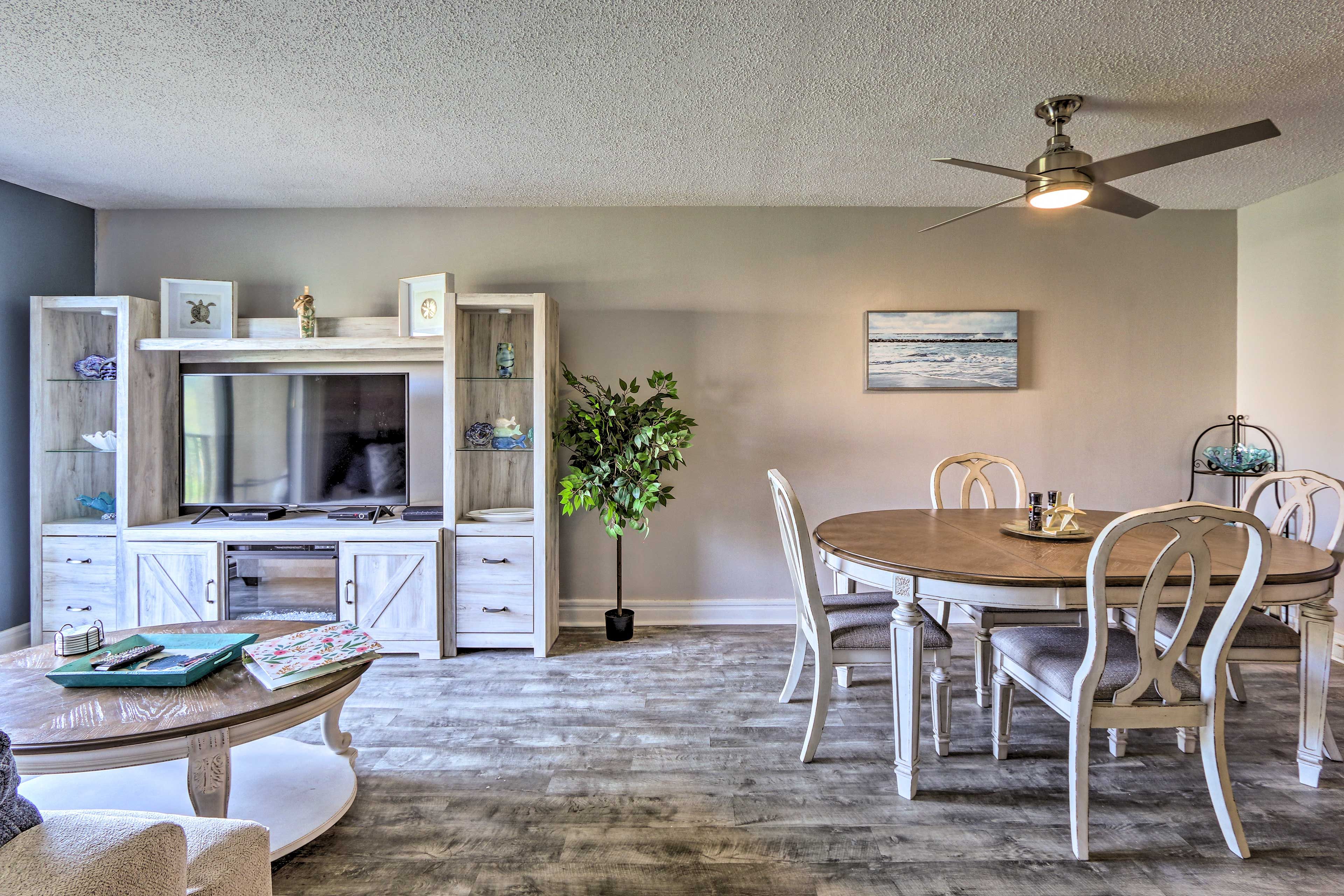 Dining Area | Dishware & Flatware Provided