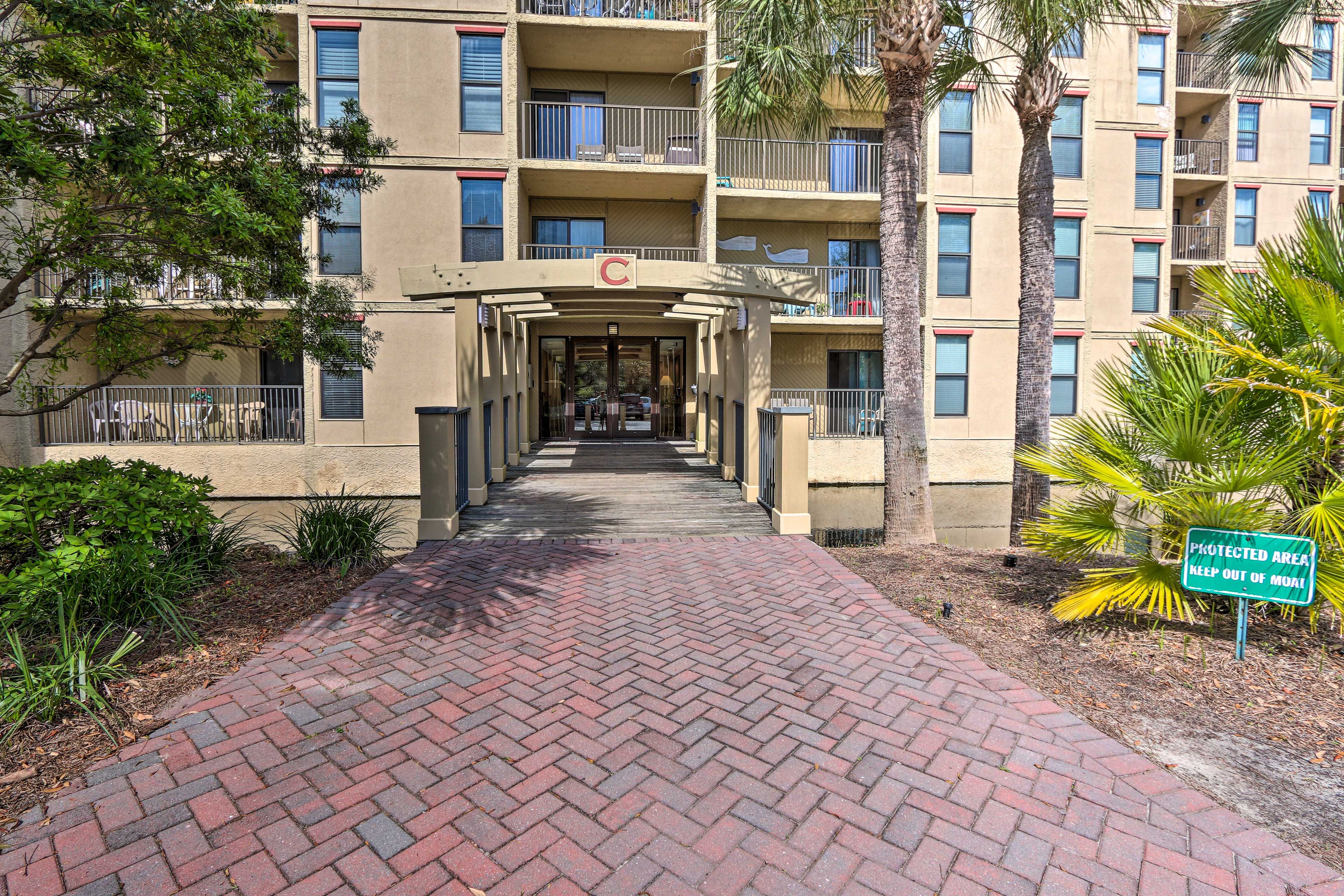 Building Exterior | Community Amenities