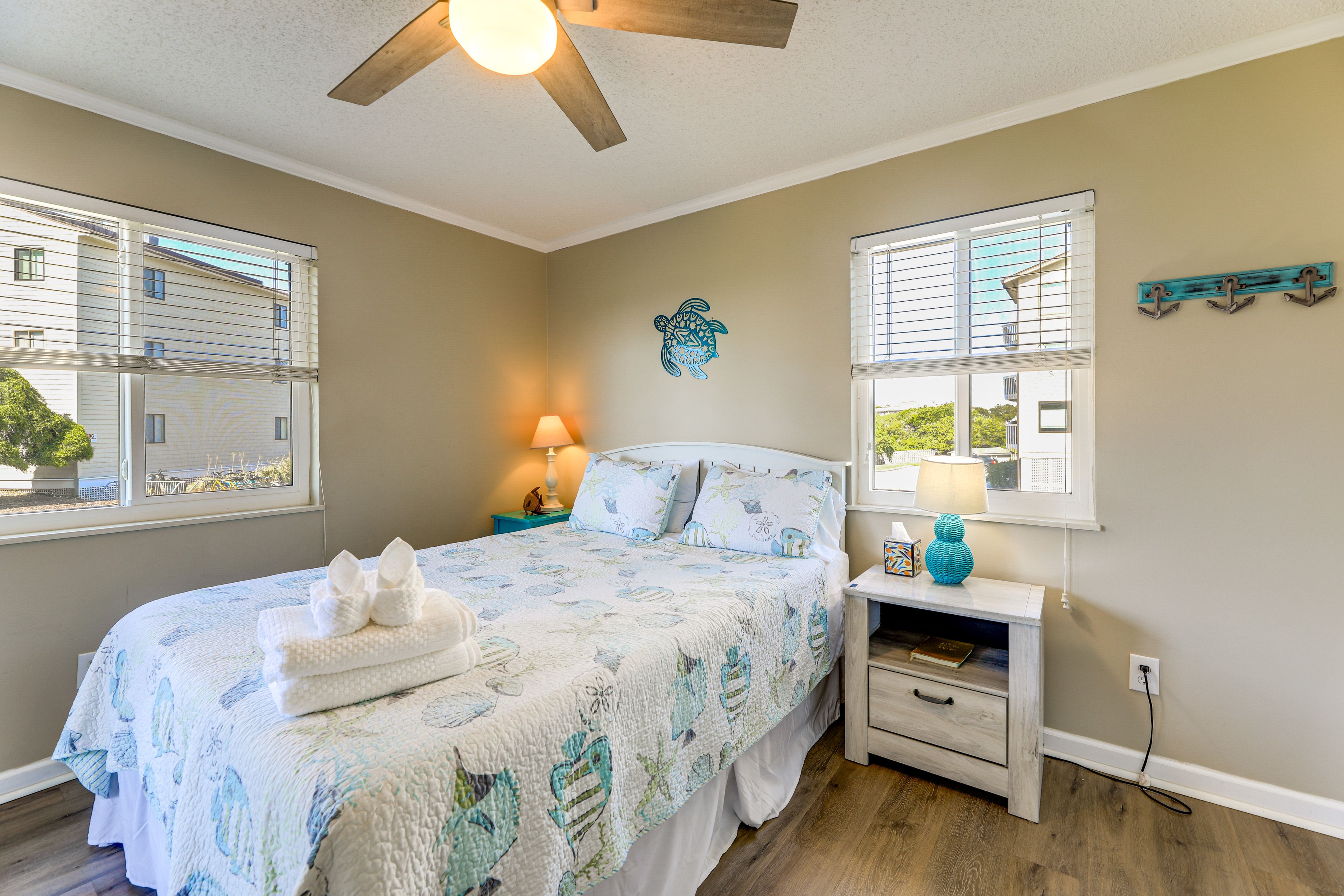 Bedroom 1 | Queen Bed