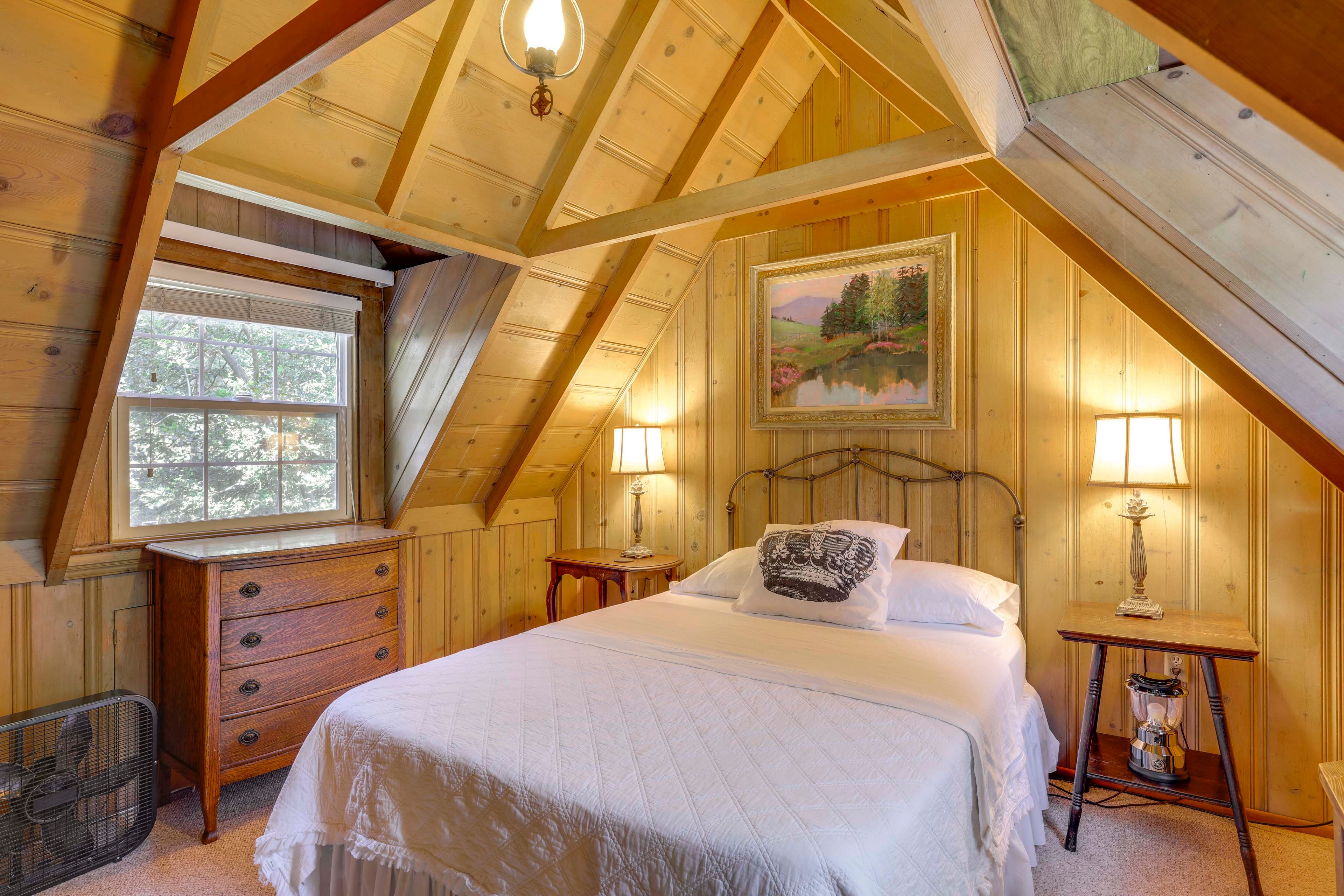 Bedroom 1 | Queen Bed | Linens Provided | 2nd Floor