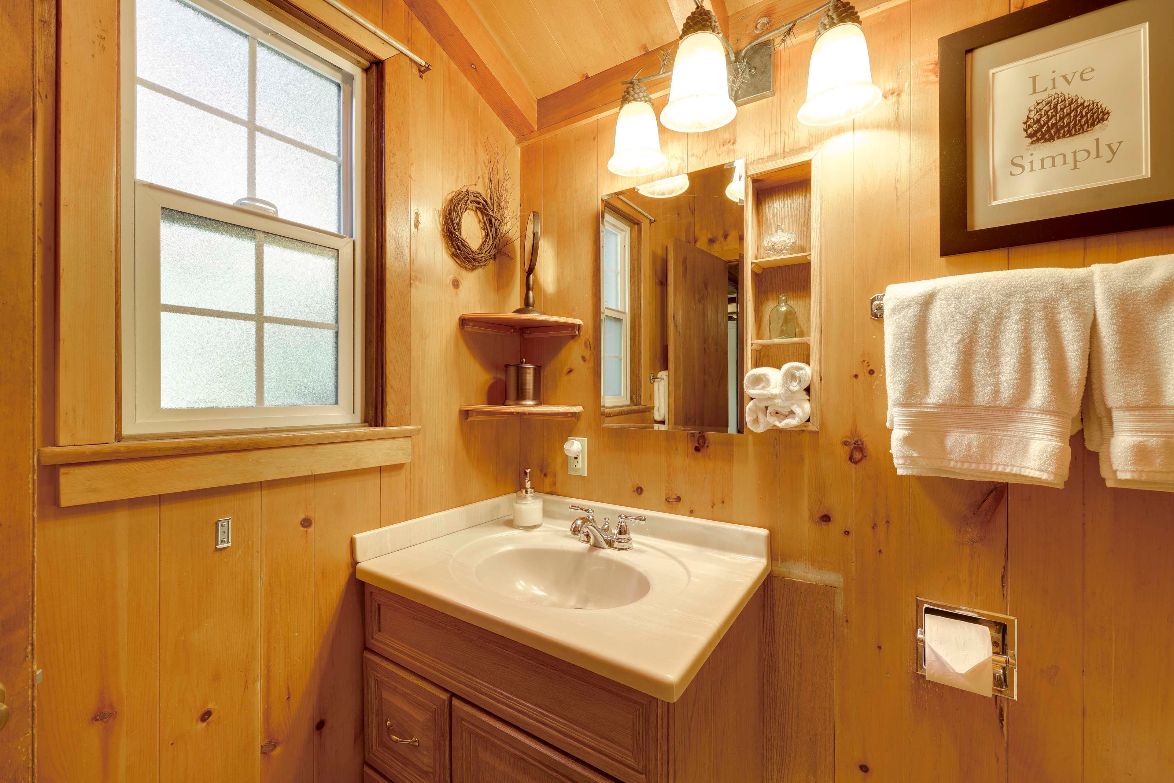 Full Bathroom | Towels Provided | 1st Floor