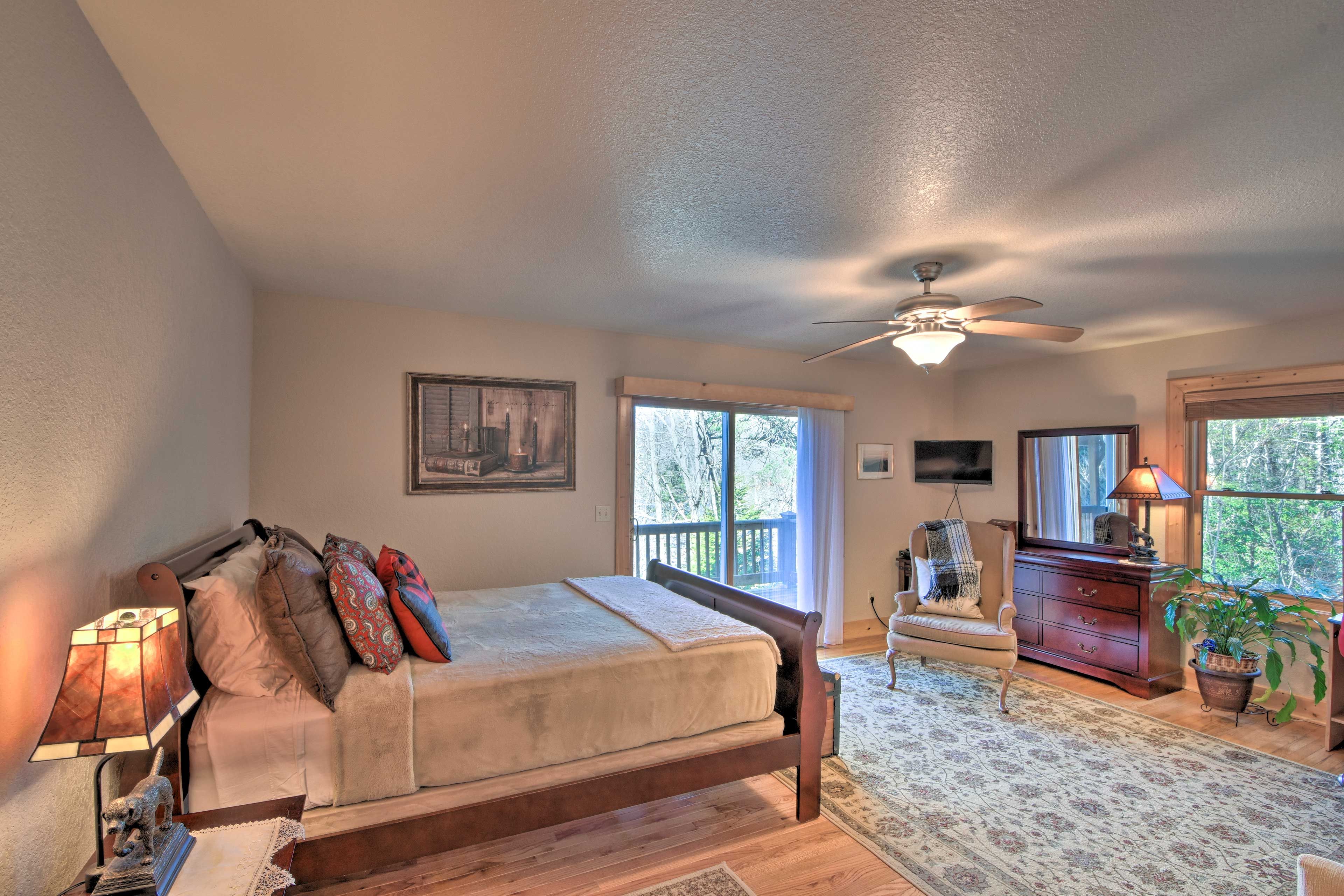 Bedroom 1 | Queen Bed | Linens Provided | Smart TV | Main Floor