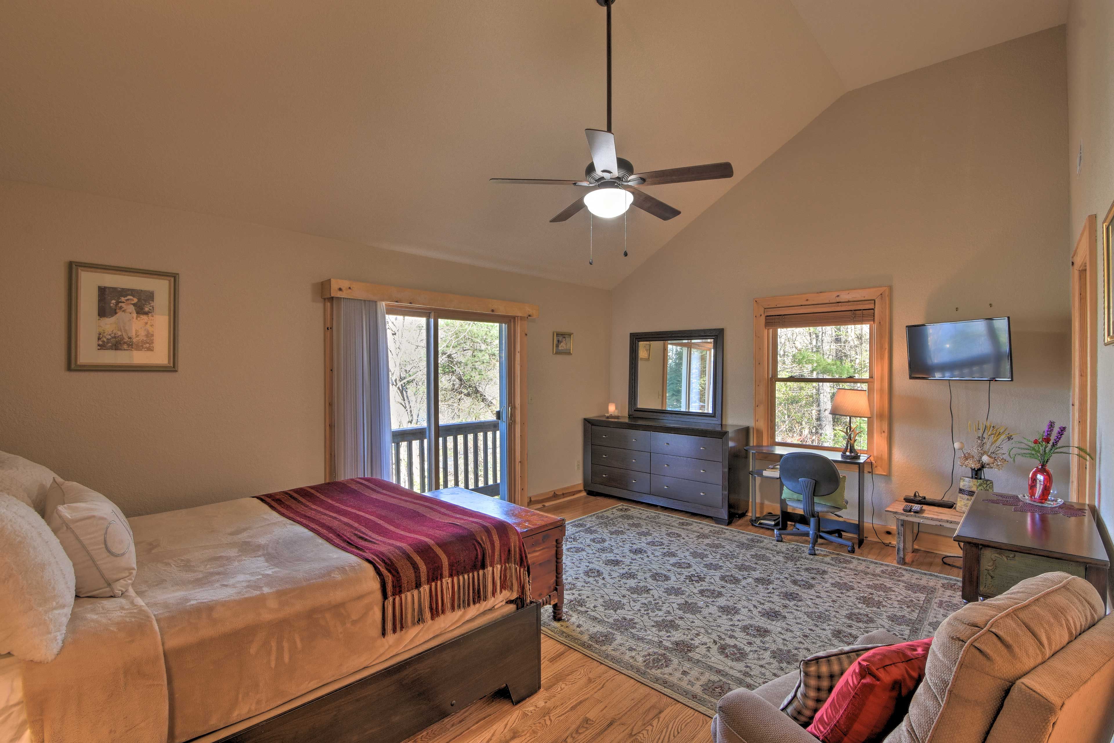 Bedroom 2 | Queen Bed | Smart TV | Upper Level