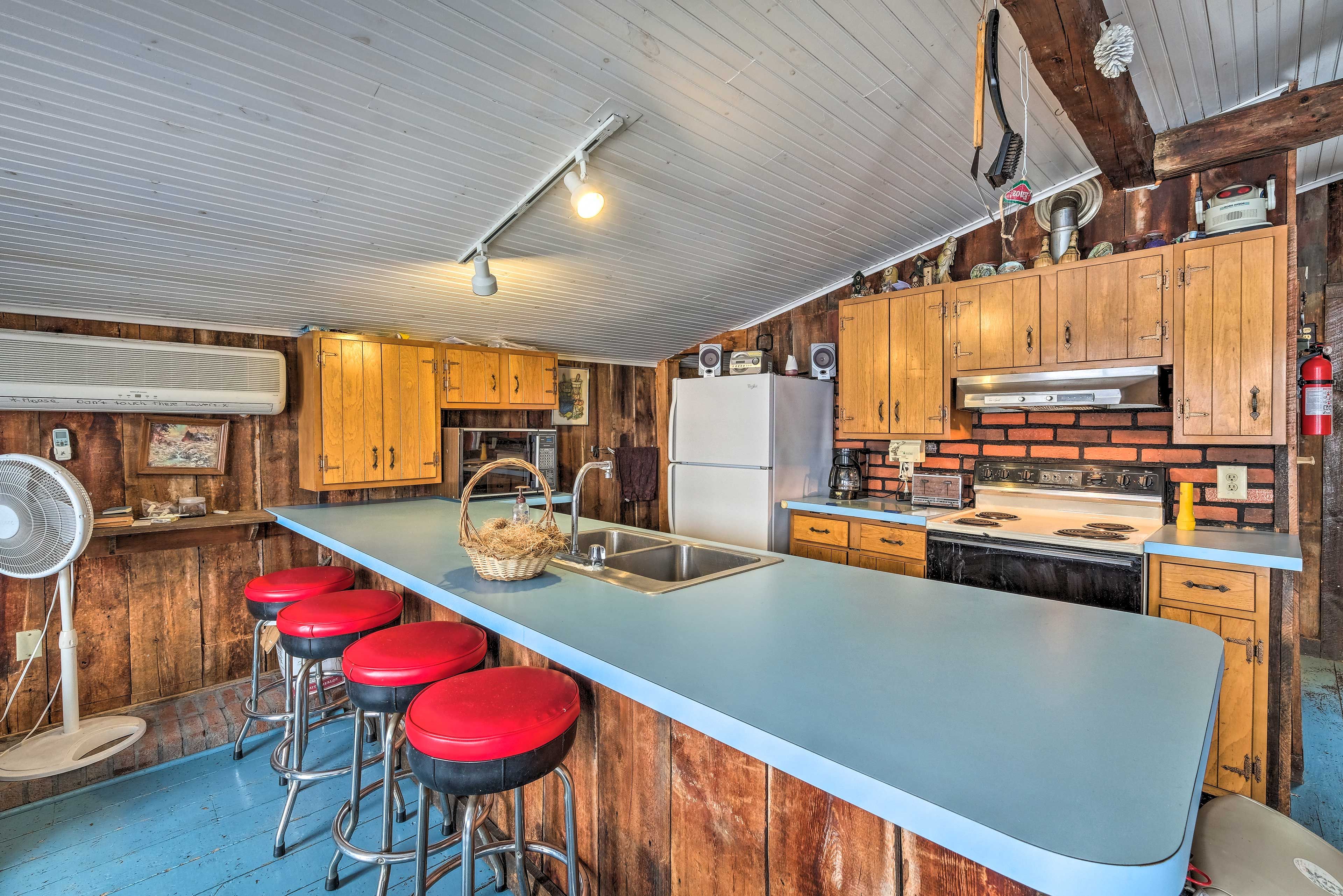 Kitchen | Brekfast Bar | Coffee Maker | Microwave | Blender