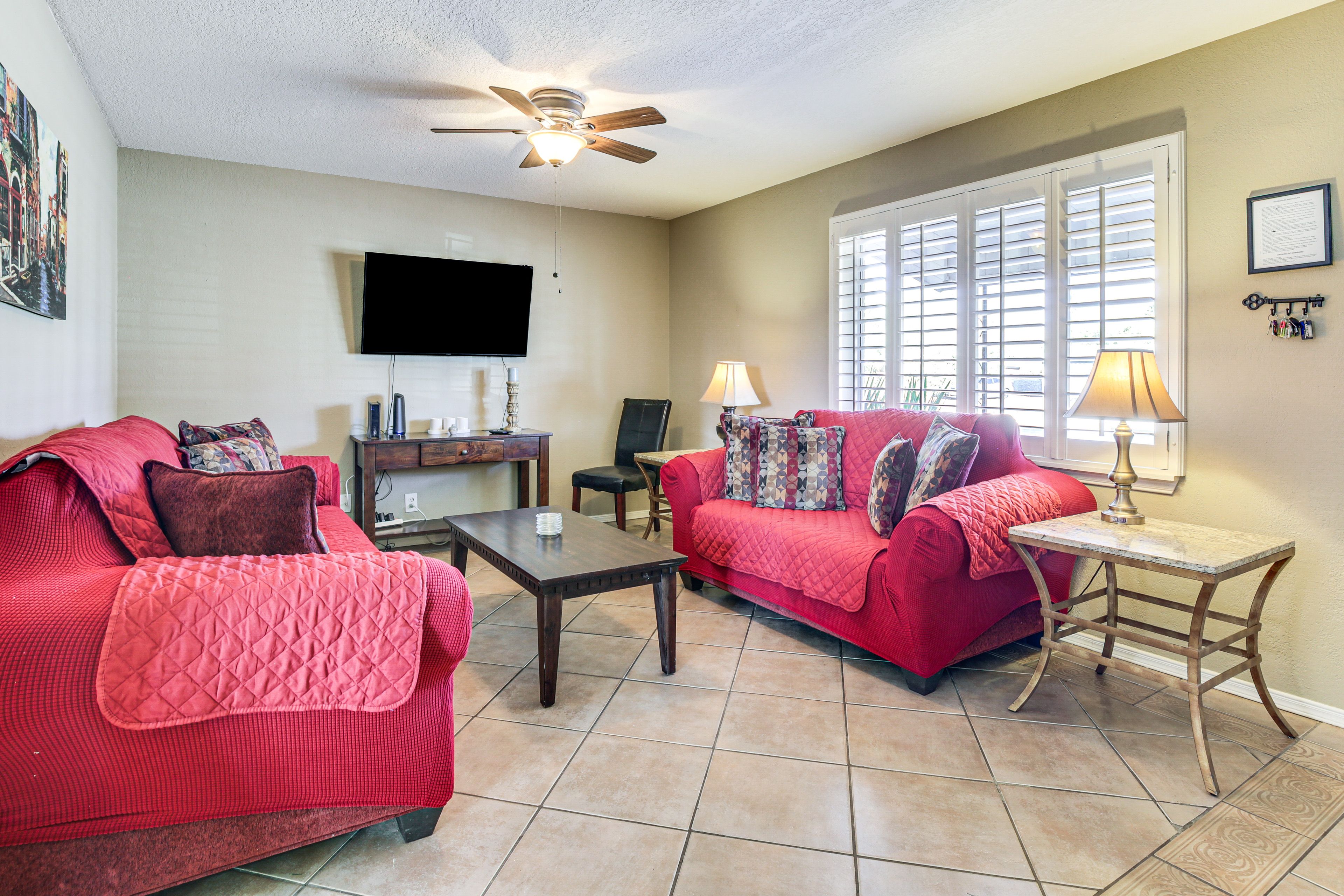 Living Room | Free WiFi | Central A/C & Heat | Smart TV