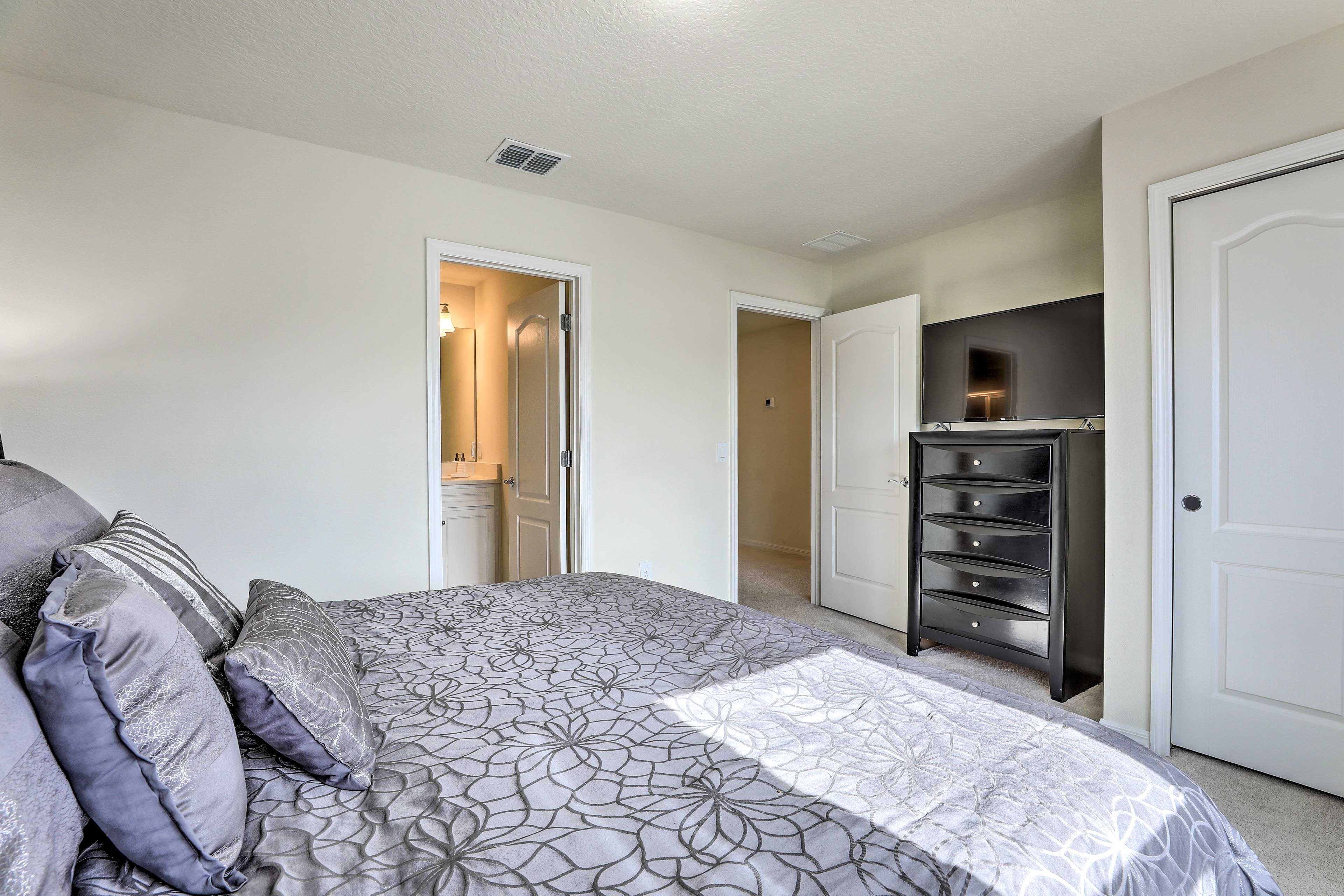 Oh, and there's also a flat-screen TV and en-suite bath!