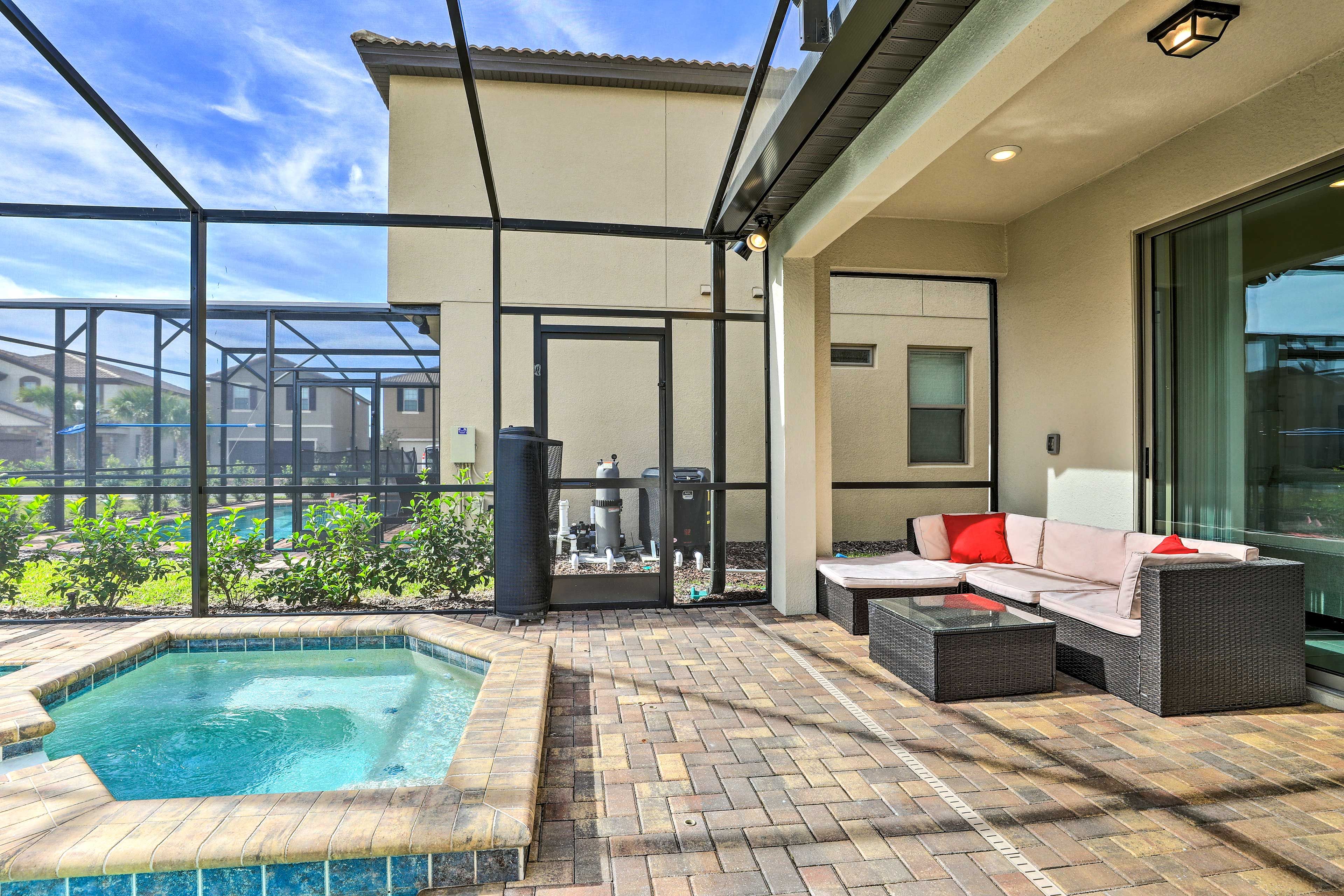 The private lanai will quickly become everyone's favorite hangout!