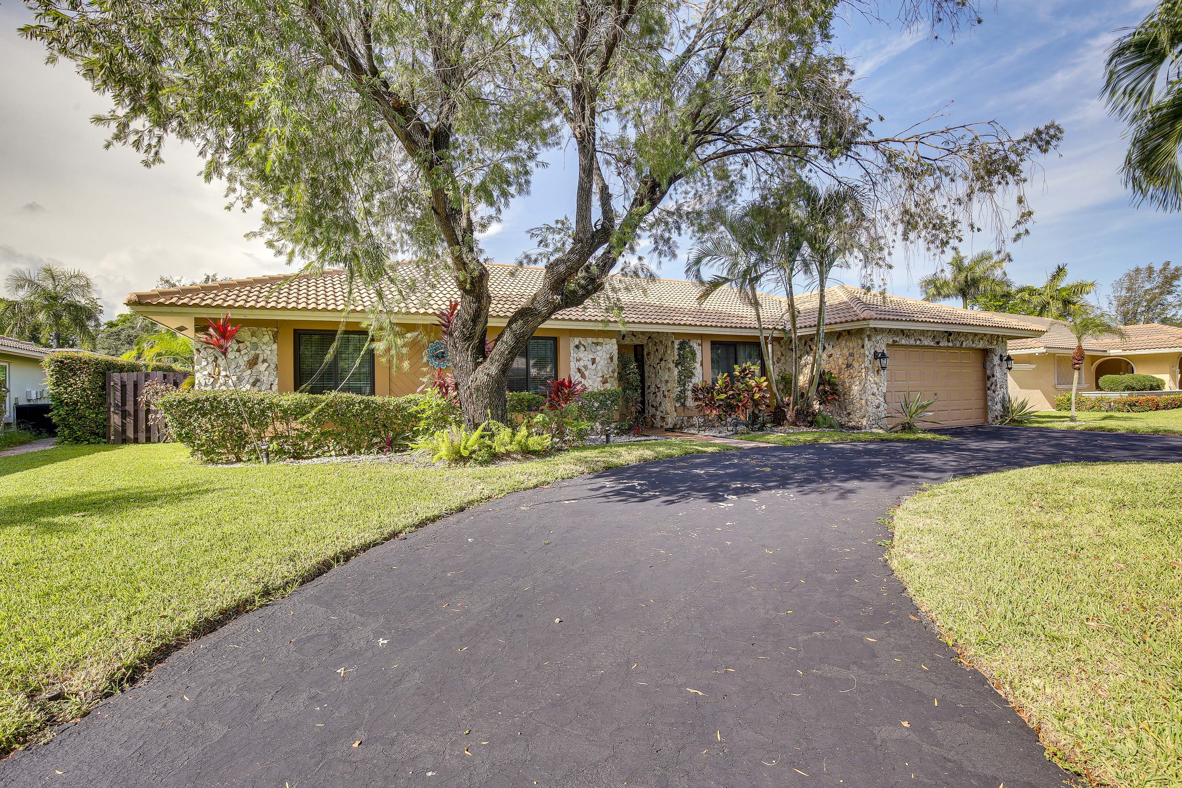 House Exterior | 4 Exterior Security Cameras