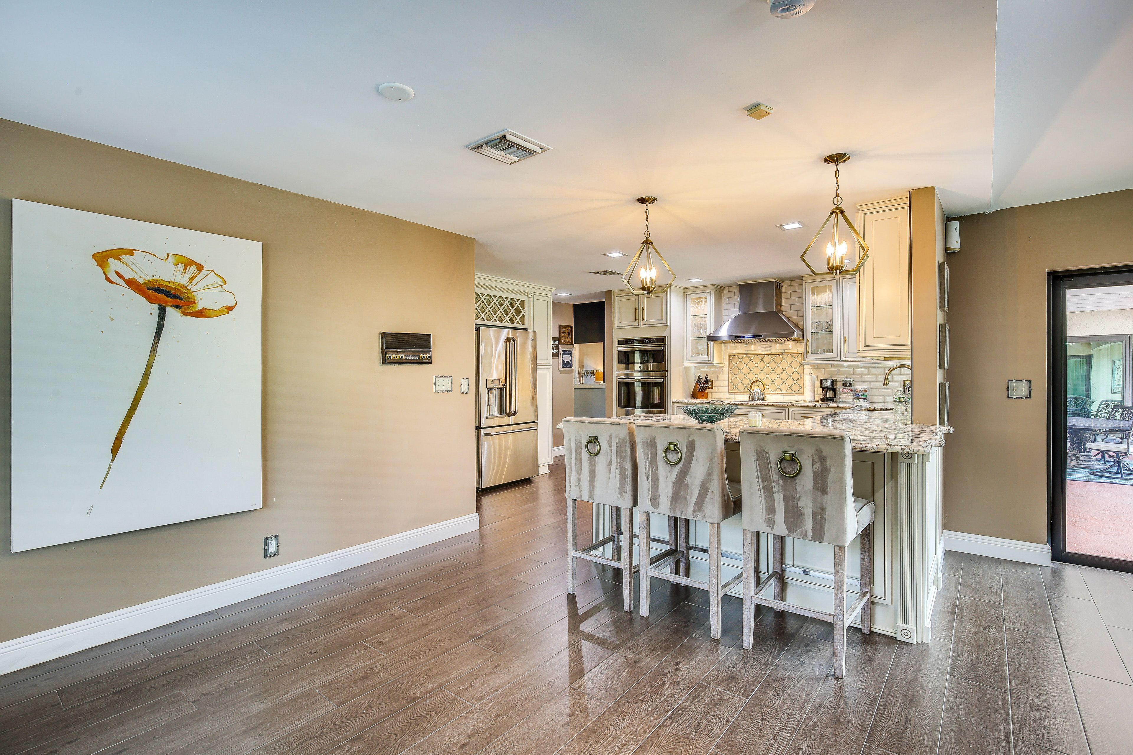 Kitchen | Breakfast Bar | Stainless Steel Appliances | Cooking Essentials
