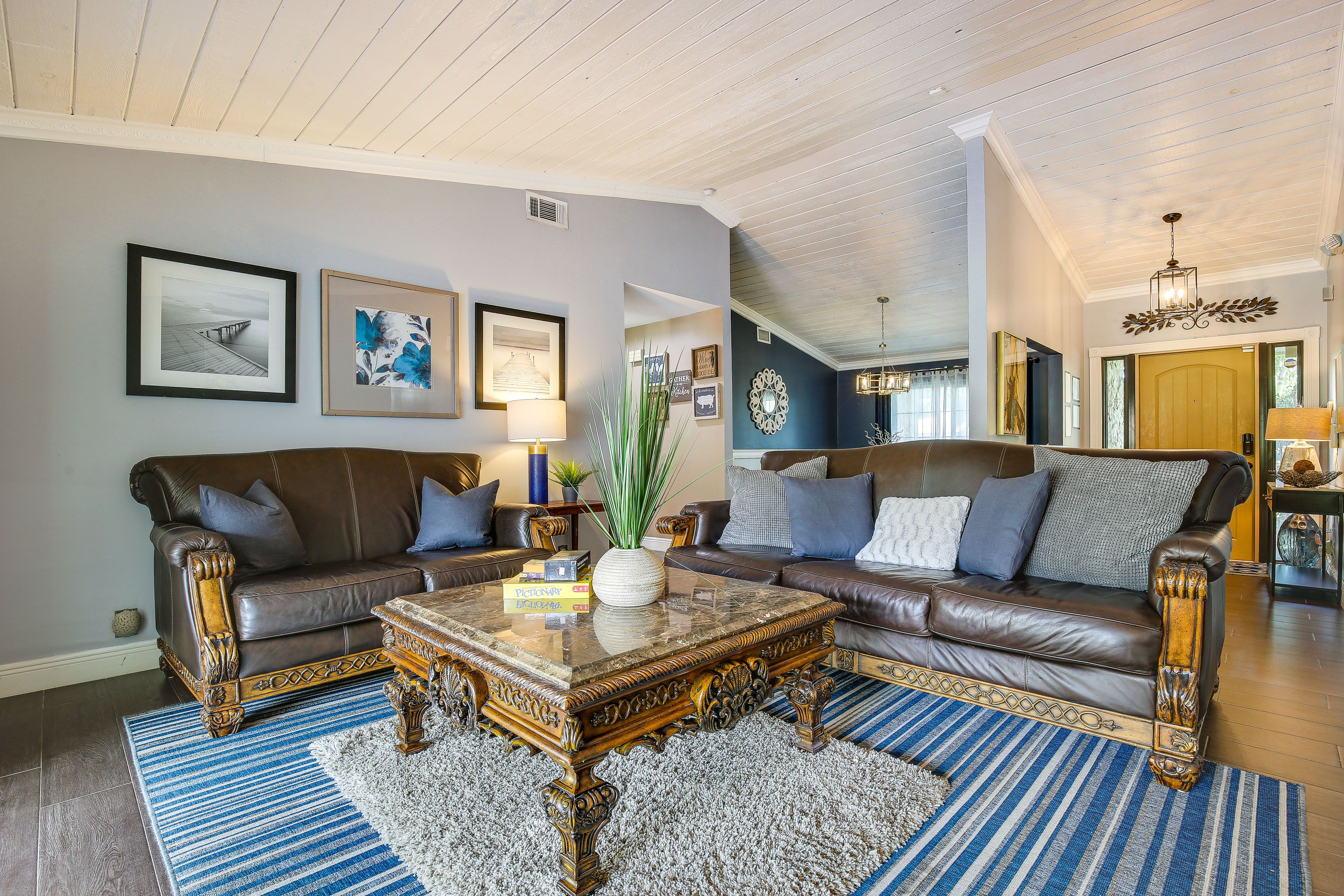 Living Room | Smart TV | Board Games
