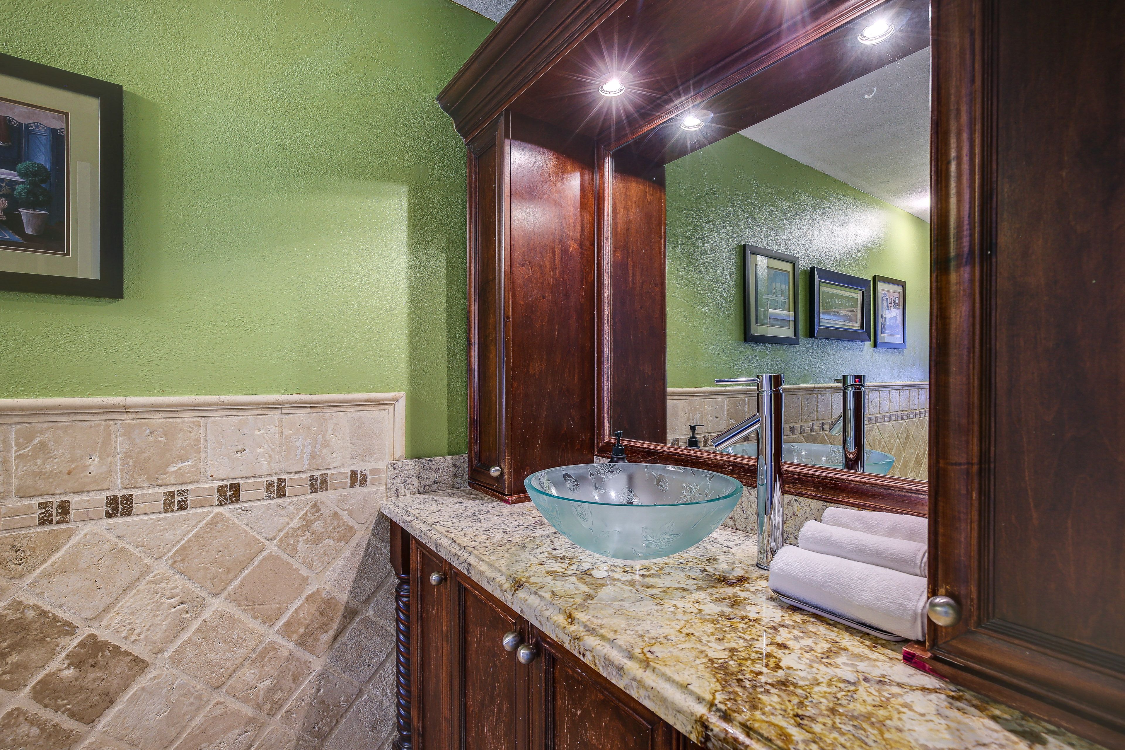 Full Bathroom | Towels Provided