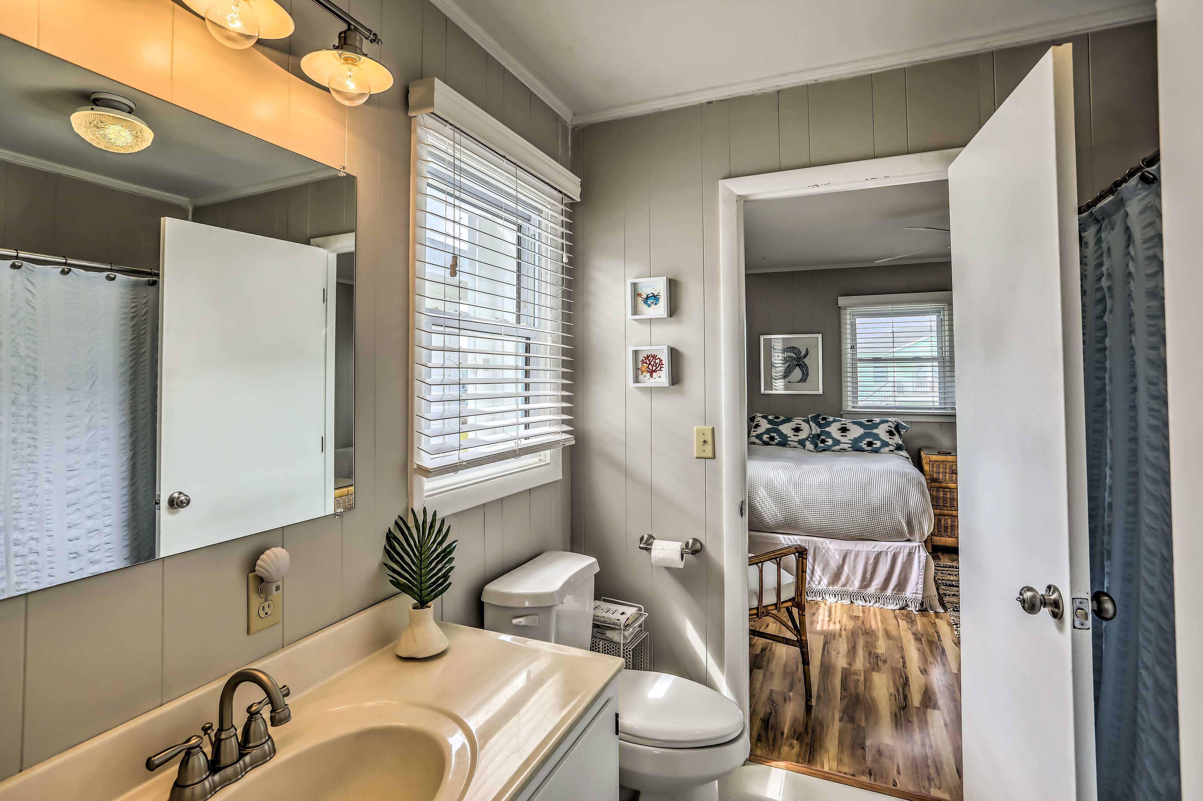 En-Suite Jack-and Jill Bathroom | 1st Floor