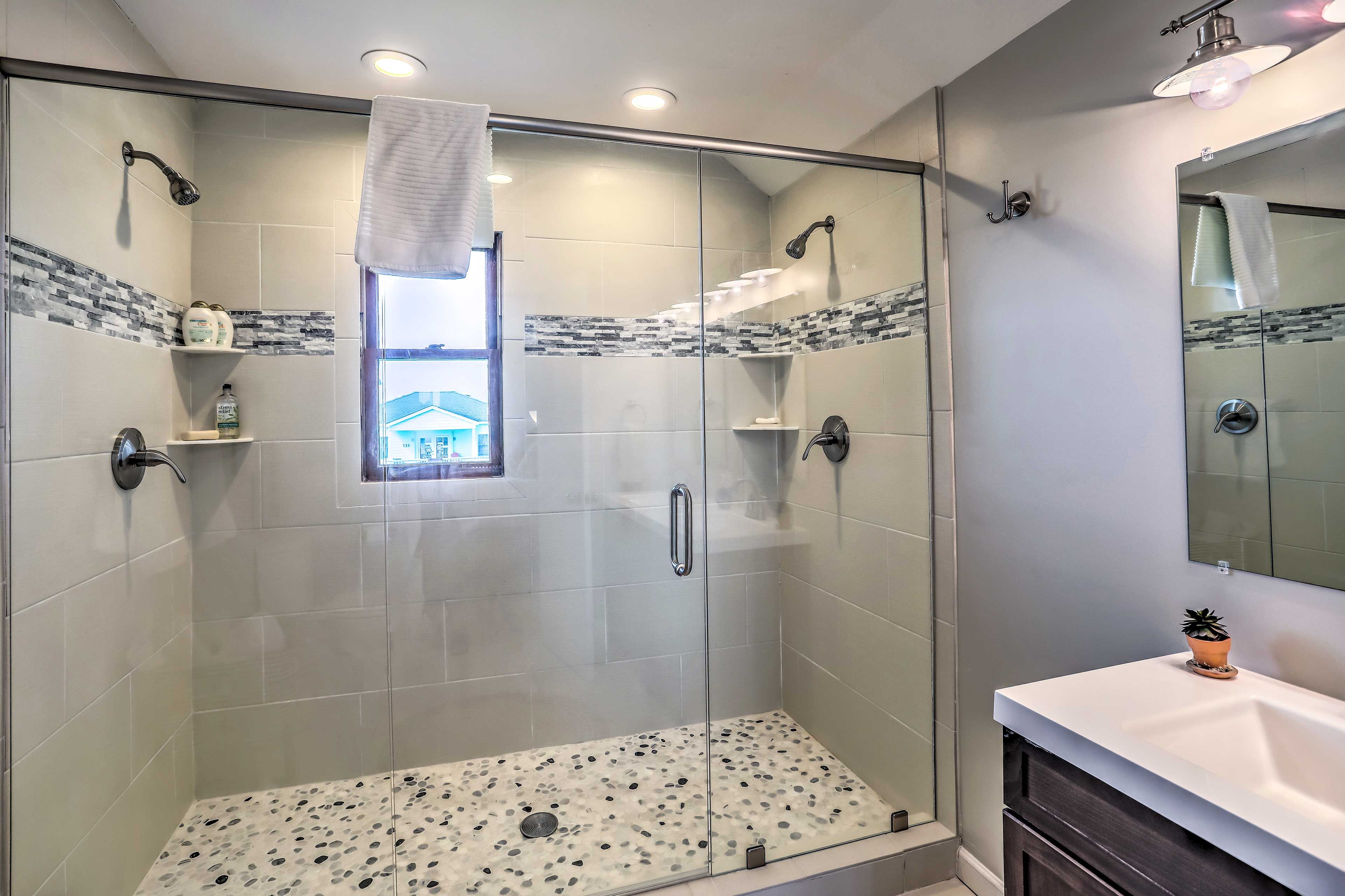 En-Suite Bathroom | Linens/Towels Provided