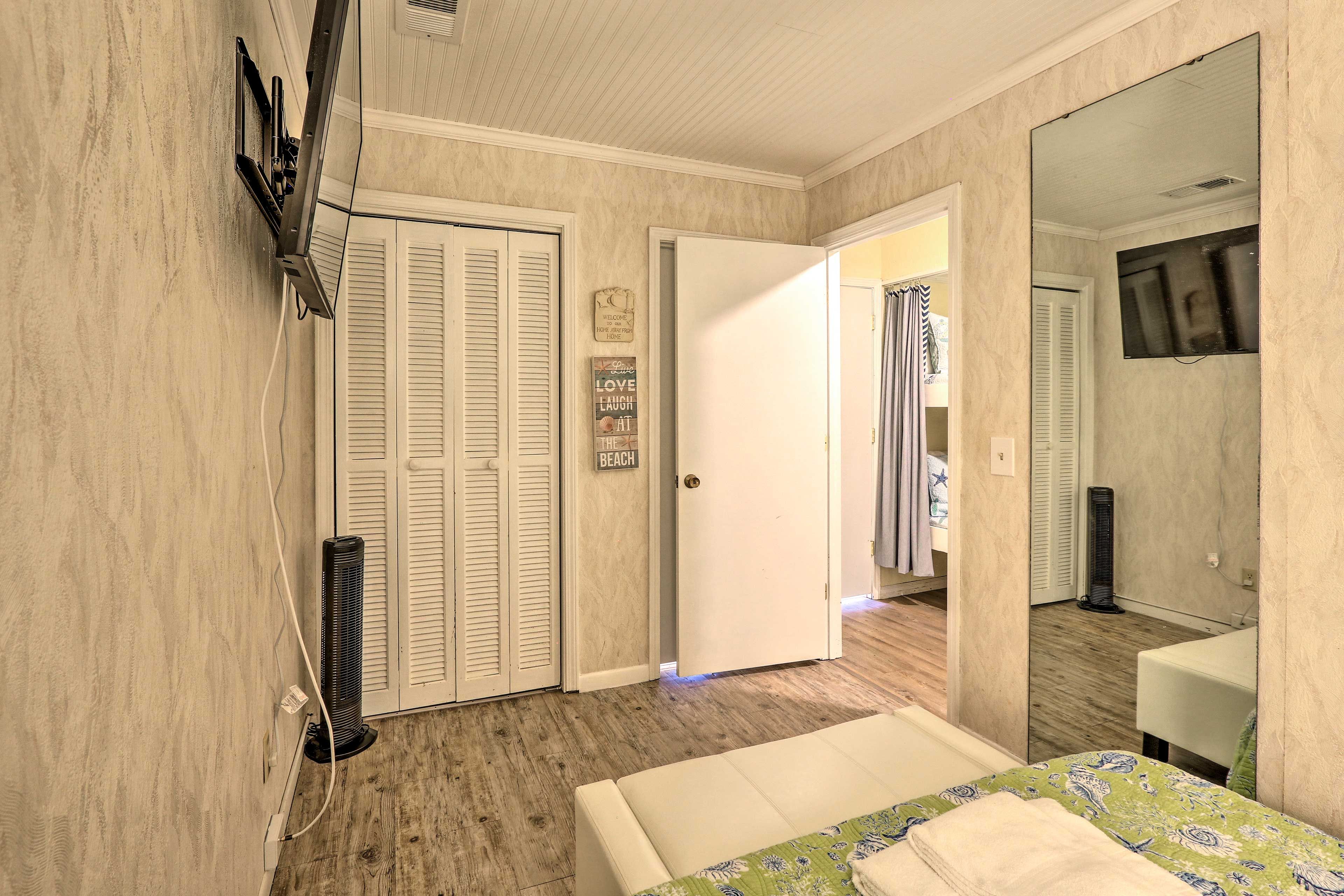 The room includes a flat-screen TV.