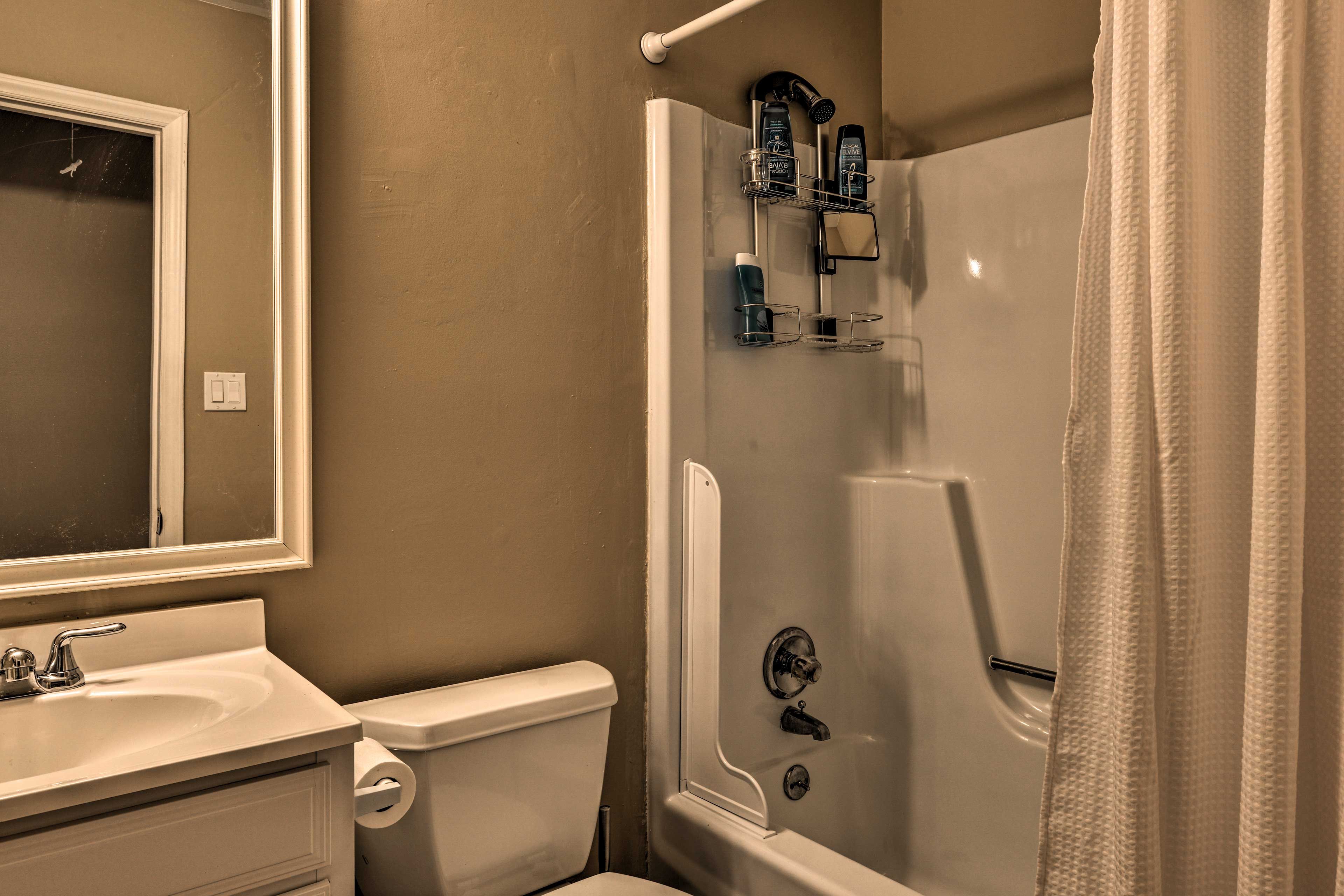Full Bathroom | Complimentary Toiletries