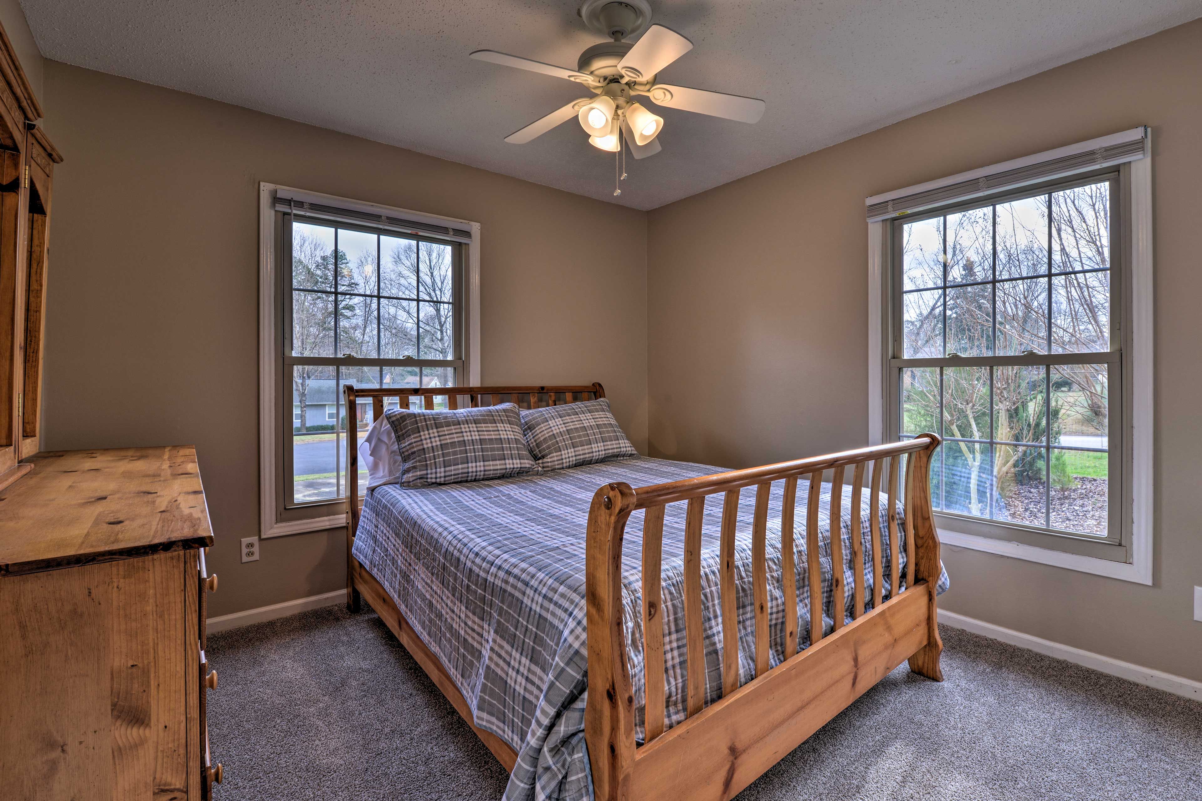 Bedroom 2 | Queen Bed