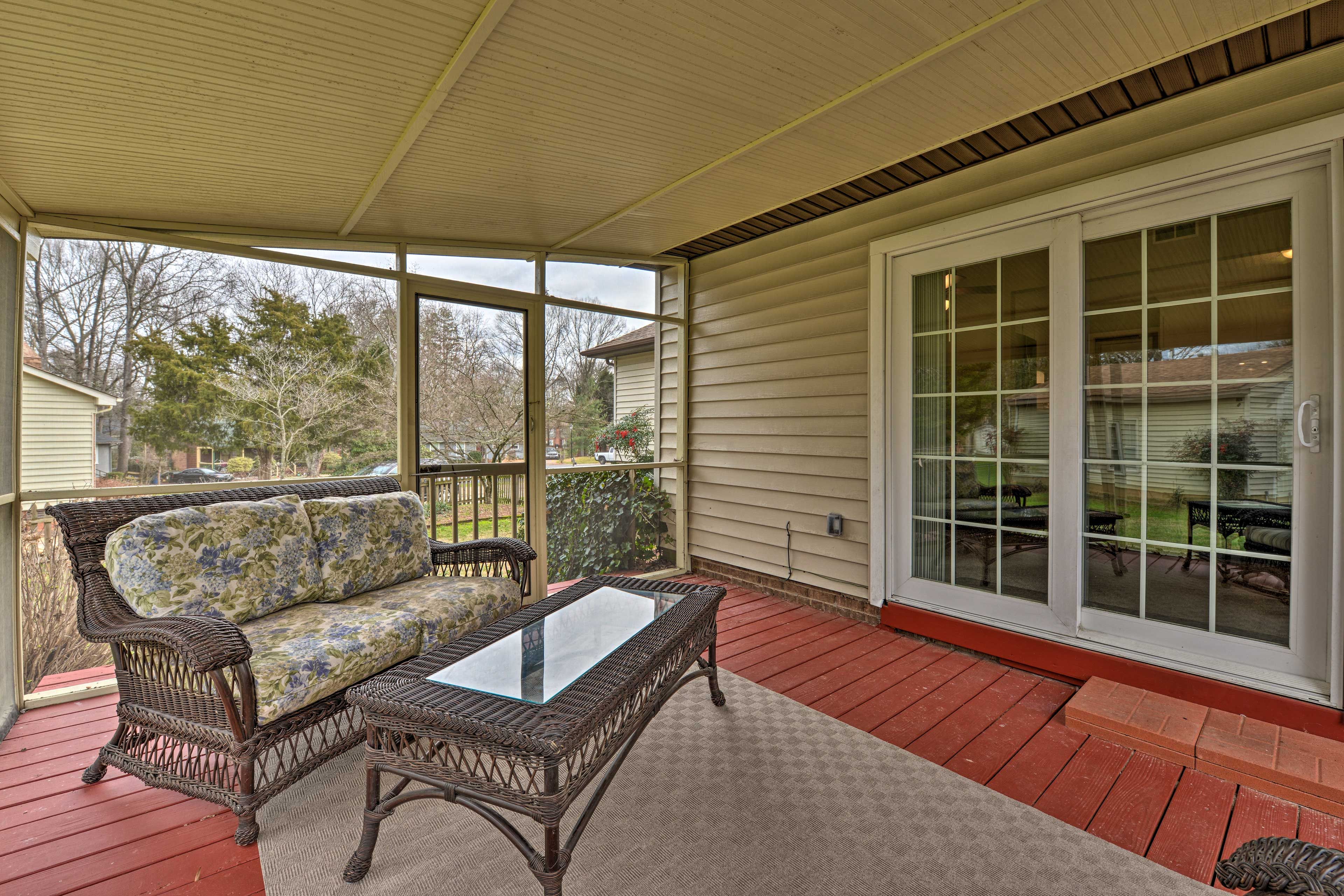 Screened Deck w/ Seating