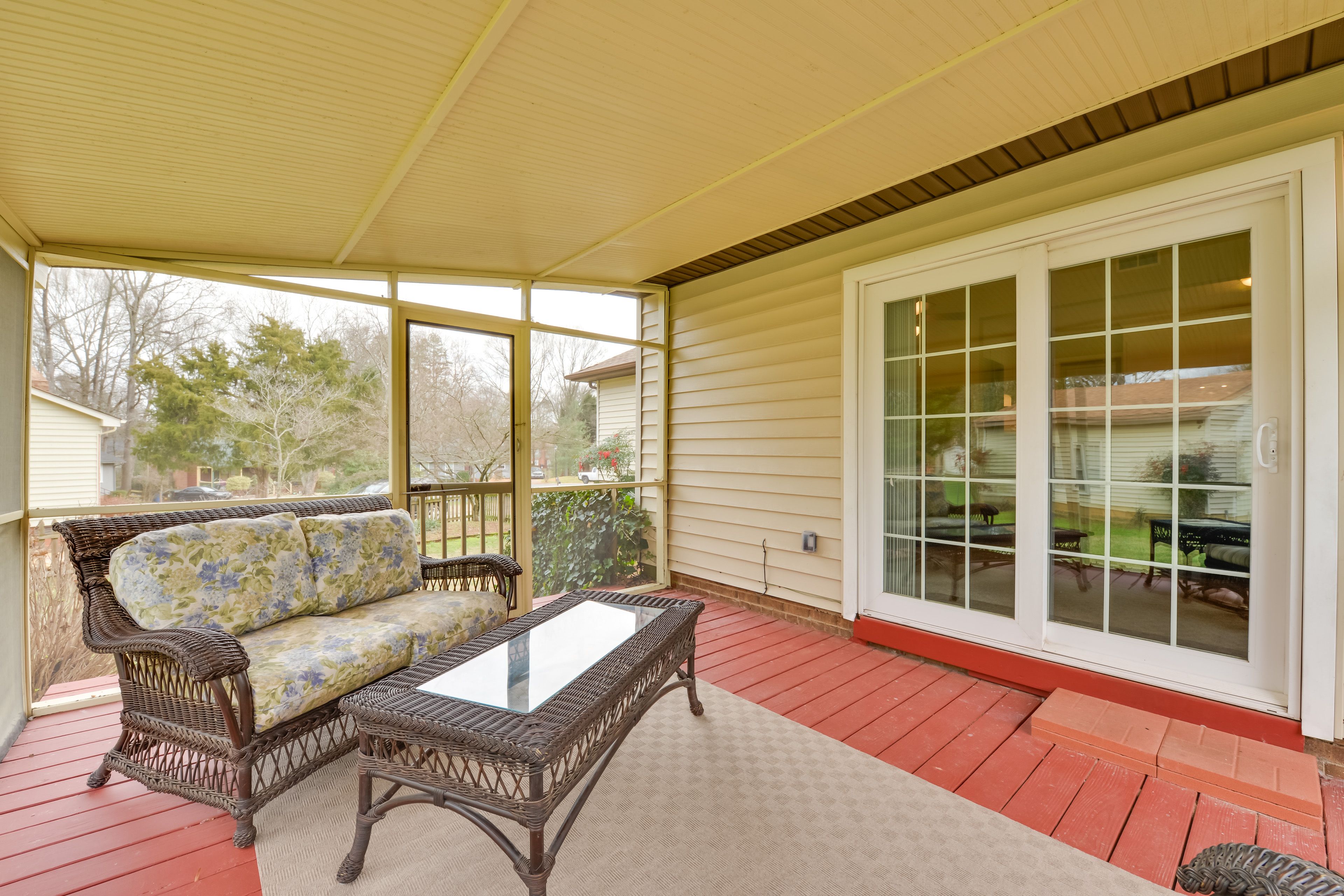 Screened Deck w/ Seating