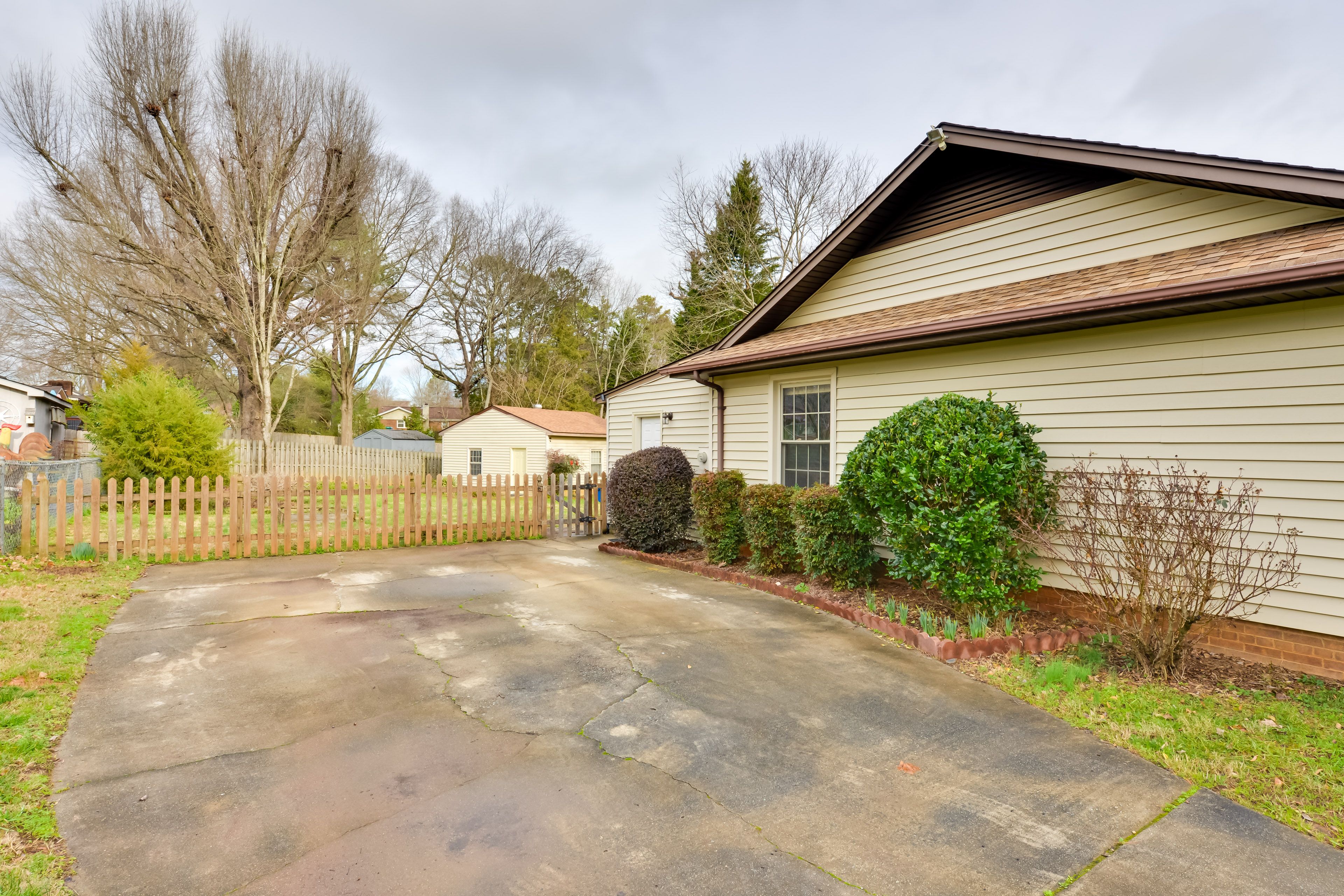 Parking | Driveway Parking (6 Vehicles)